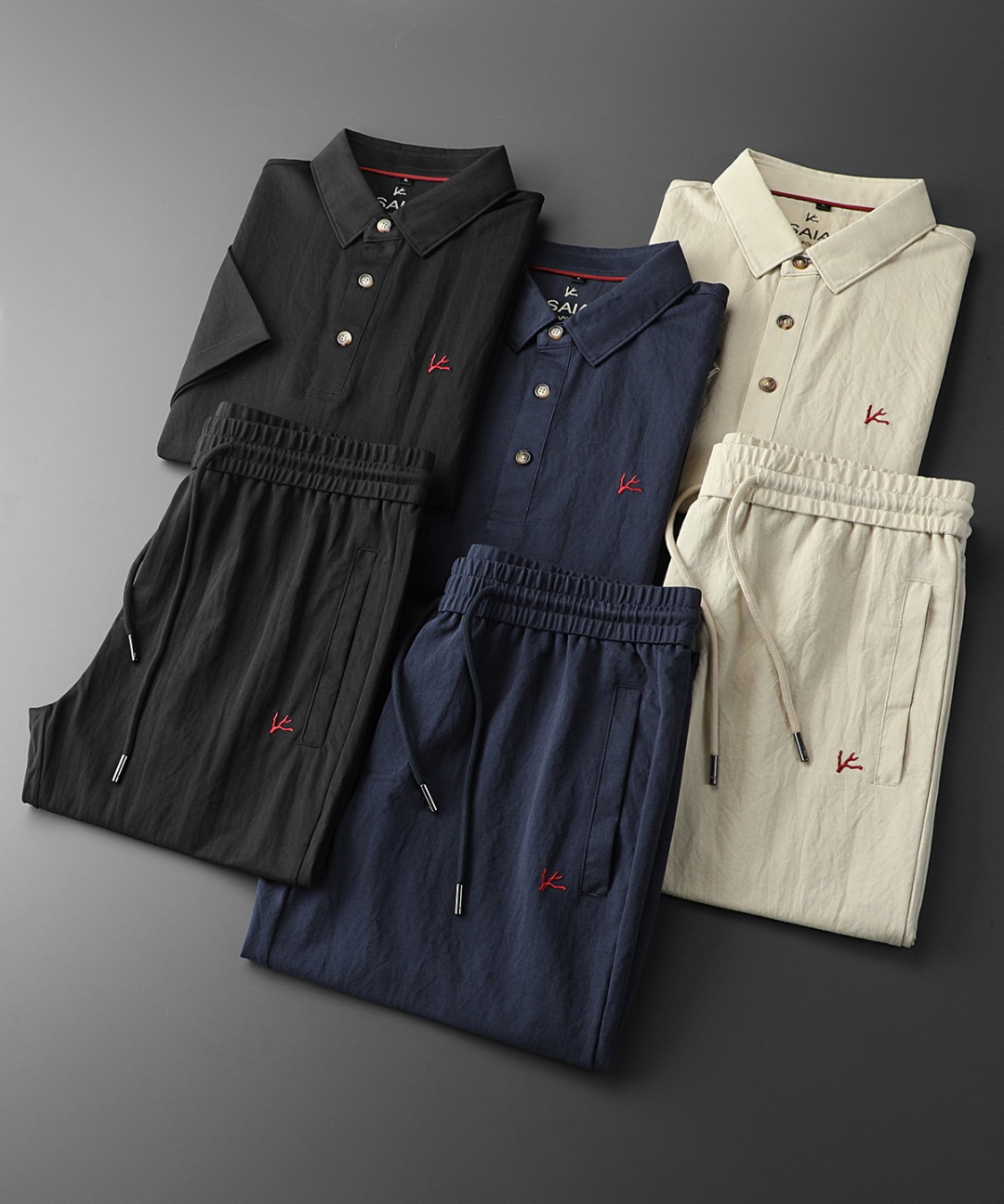 NO:735072,ISAIA is a luxury men's clothing brand originating from Italy. This sports suit has a neat and capable lapel design, and contrasting lines outline a sense of fashion. It is made of custom-made imported linen material. It is not only fine in texture, soft to the touch, but also highly breathable. Even in the hot summer, it can give the wearer the most comfortable experience!  The body and trousers are embellished with classic logo embroidery, which is simple yet high-end. The drawstrings of the trousers are suitable for different waist sizes. They can be worn for daily outings and sports and fitness. It is easy to choose and wear casually without losing style, allowing you to freely embrace the vitality of daily life. Colors: apricot, blue, black, size M ~ 4XL,19860909ISAIA一个源自意大利的奢华男装品牌 这套运动套装,翻领设计利落干练,撞色线条勾勒时尚感,采用客供定制进口亚麻材质,不仅质地细腻,触感柔软,而且透气性极佳,即便是炎炎夏日,也能给予穿着者最舒适的体验！衣身与裤身经典徽标刺绣点缀,简约而不失高级 裤子抽绳适配不同腰围,日常出街、运动健身都能穿,轻松拿捏随性又不失格调的穿搭,让你自在拥抱活力日常 . 颜色；杏色、蓝色、黑色、 码数M～4XL,,,Men's clothing