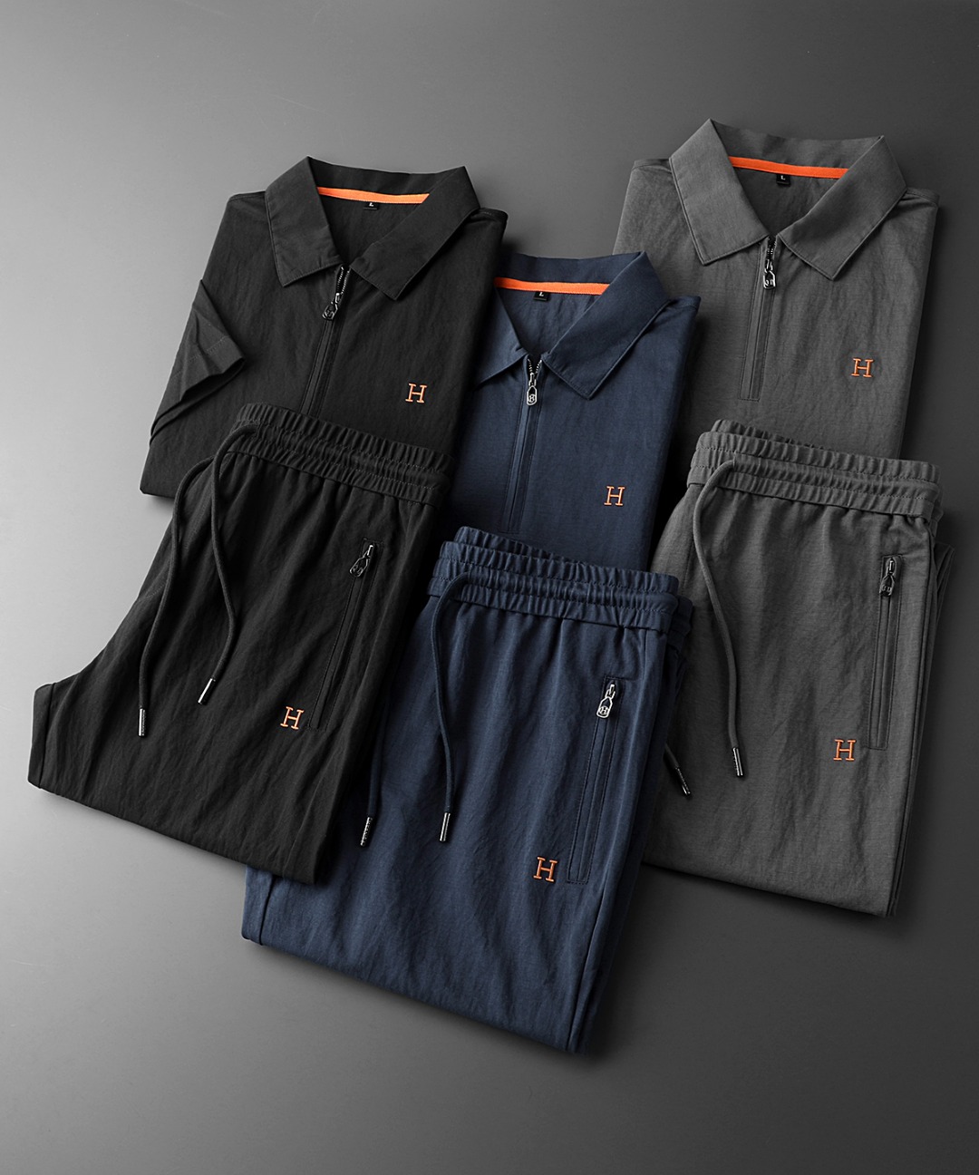 NO:735076,Her Love 2026 New Linen Suit This sports suit has a neat round neck design and contrasting lines to outline a sense of fashion. It is made of custom-made imported linen material. It is not only fine in texture, soft to the touch, but also highly breathable. Even in the hot summer, it can give the wearer the most comfortable experience!  The body and trousers are embellished with classic logo embroidery, which is simple yet high-end. The drawstrings of the trousers are suitable for different waist sizes. They can be worn for daily outings and sports and fitness. It is easy to choose and wear casually without losing style, allowing you to freely embrace the vitality of daily life. Color: gray, blue, black, size M～4XL,,19860909Her爱2026新款亚麻套装 这套运动套装,圆领设计利落干练,撞色线条勾勒时尚感,采用客供定制进口亚麻材质,不仅质地细腻,触感柔软,而且透气性极佳,即便是炎炎夏日,也能给予穿着者最舒适的体验！衣身与裤身经典徽标刺绣点缀,简约而不失高级 裤子抽绳适配不同腰围,日常出街、运动健身都能穿,轻松拿捏随性又不失格调的穿搭,让你自在拥抱活力日常 . 颜色；灰色、蓝色、黑色、 码数M～4XL,,,Men's clothing