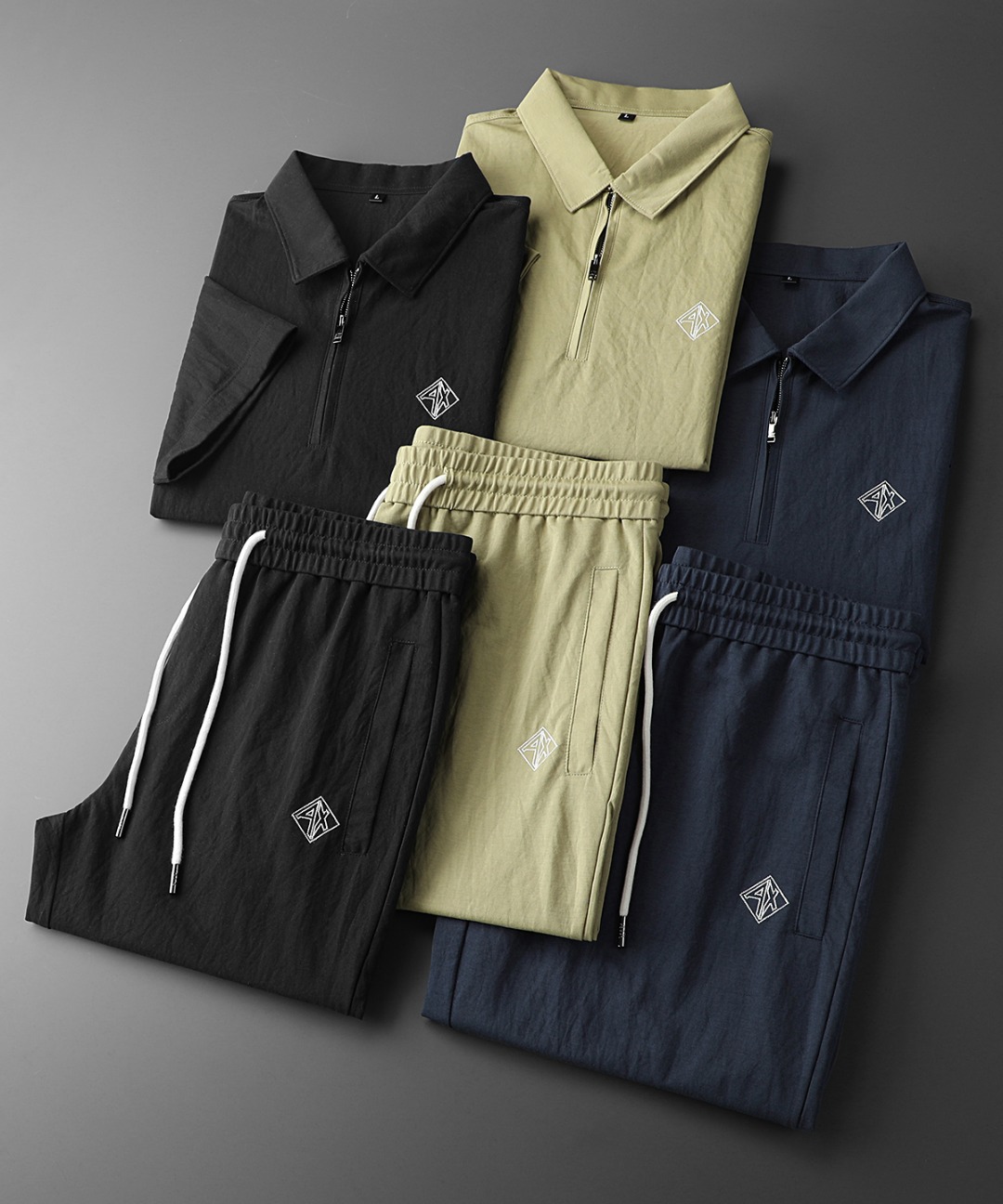 NO:735064,EM**RIO ARM*NI 2026 new linen suit This sports suit has a neat and capable lapel design, and contrasting lines outline a sense of fashion. It is made of custom-made imported linen material. It is not only fine in texture, soft to the touch, but also has excellent breathability. Even in the hot summer, it can give the wearer the most comfortable experience!  The body and trousers are embellished with classic logo embroidery, simple yet high-end. The drawstrings of the trousers are suitable for different waist sizes. They can be worn for daily outings and sports and fitness. It is easy to wear casual yet stylish, allowing you to freely embrace the vitality of daily life. Colors: light green, blue, black, size M～4XL,,19860909EM**RIO ARM*NI 阿*尼 2026新款亚麻套装 这套运动套装,翻领设计利落干练,撞色线条勾勒时尚感,采用客供定制进口亚麻材质,不仅质地细腻,触感柔软,而且透气性极佳,即便是炎炎夏日,也能给予穿着者最舒适的体验！衣身与裤身经典徽标刺绣点缀,简约而不失高级 裤子抽绳适配不同腰围,日常出街、运动健身都能穿,轻松拿捏随性又不失格调的穿搭,让你自在拥抱活力日常 . 颜色；浅绿色、蓝色、黑色、 码数M～4XL,,,Men's clothing