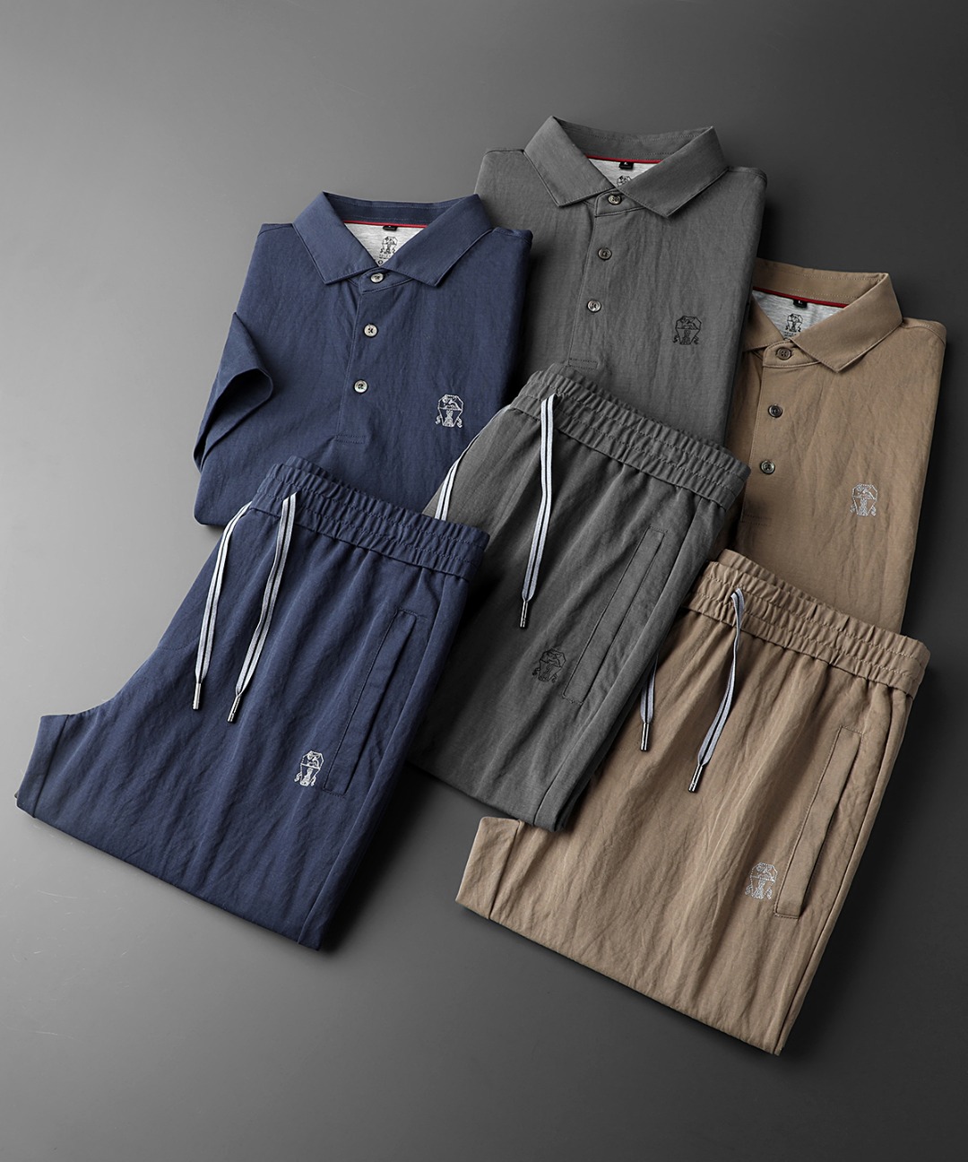 NO:735060,BC Home/Italian century-old brand Brunello Cucinell* 2026 new linen suit This sports suit has a neat and capable lapel design, and contrasting lines outline a sense of fashion. It is made of custom-made imported linen material. It is not only fine in texture, soft to the touch, but also very breathable. Even in the hot summer, it can give the wearer the most comfortable experience!  The body and trousers are embellished with classic logo embroidery, which is simple yet high-end. The drawstrings of the trousers are suitable for different waist sizes. They can be worn for daily outings and sports and fitness. It is easy to wear casual yet stylish, allowing you to freely embrace the vitality of daily life. Colors: khaki, blue, gray, size M～4XL, brunello cucinelli, chanel,19860909BC家/意大利老牌百年品牌Brunello Cucinell* 2026新款亚麻套装 这套运动套装,翻领设计利落干练,撞色线条勾勒时尚感,采用客供定制进口亚麻材质,不仅质地细腻,触感柔软,而且透气性极佳,即便是炎炎夏日,也能给予穿着者最舒适的体验！衣身与裤身经典徽标刺绣点缀,简约而不失高级 裤子抽绳适配不同腰围,日常出街、运动健身都能穿,轻松拿捏随性又不失格调的穿搭,让你自在拥抱活力日常 . 颜色；卡其色、蓝色、灰色、 码数M～4XL,,brunello cucinelli,chanel,,Men's clothing