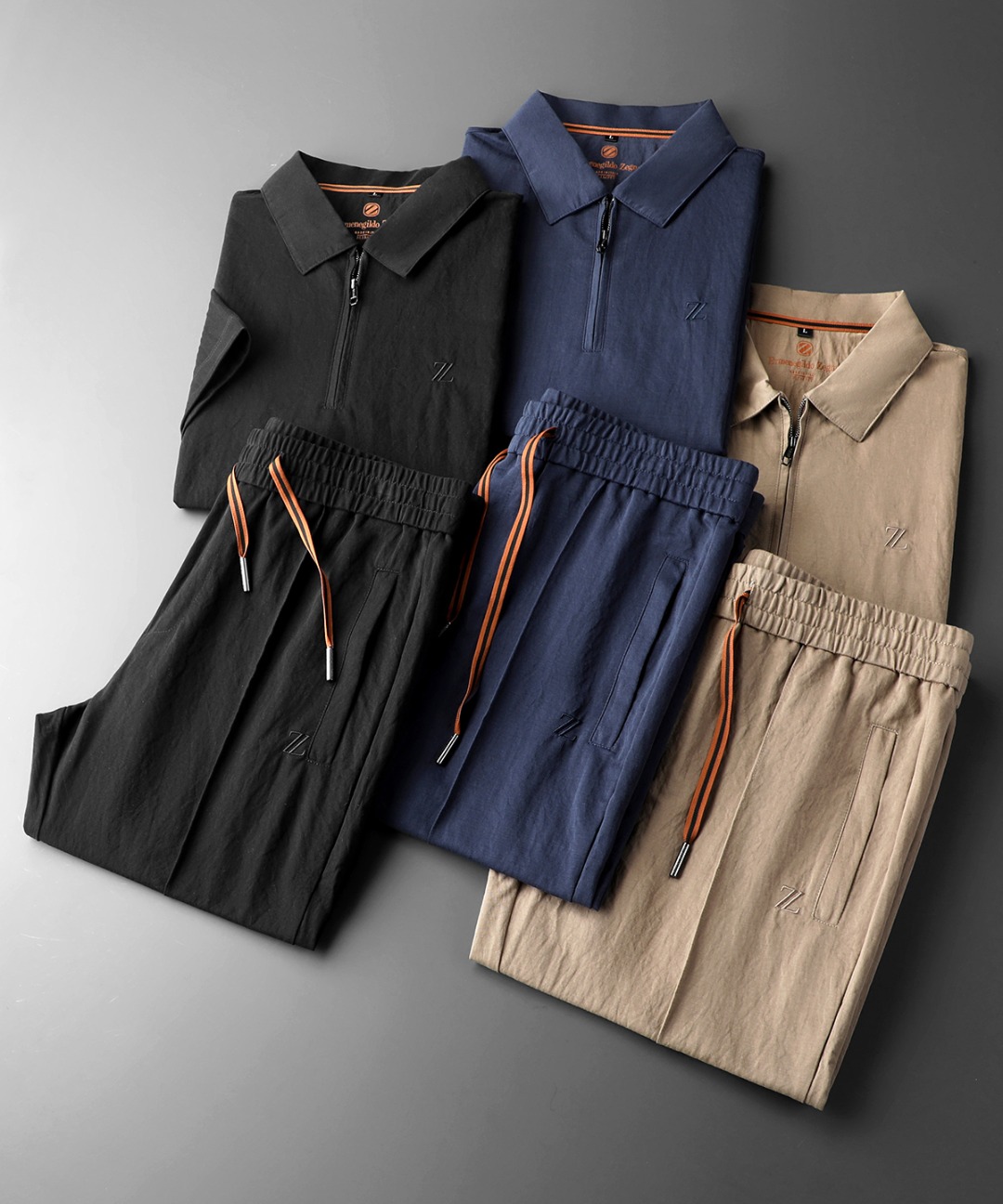 NO:735052,Zeg*a 2026 new high-end short-sleeved linen suit This sports suit has a neat and capable lapel zipper design, and contrasting lines outline a sense of fashion. It is made of custom-made imported linen material. It is not only fine in texture, soft to the touch, but also has excellent breathability. Even in the hot summer, it can give the wearer the most comfortable experience!  The body and trousers are embellished with classic logo embroidery, which is simple yet high-end. The drawstrings of the trousers are suitable for different waist sizes. They can be worn for daily outings and sports and fitness. It is easy to wear casual yet stylish, allowing you to freely embrace the dynamic daily life. Colors: khaki, blue, black, size M～4XL, T-shirt,19860909Zeg*a杰*亚 2026新款高端短袖亚麻套装 这套运动套装,翻领拉链设计利落干练,撞色线条勾勒时尚感,采用客供定制进口亚麻材质,不仅质地细腻,触感柔软,而且透气性极佳,即便是炎炎夏日,也能给予穿着者最舒适的体验！衣身与裤身经典徽标刺绣点缀,简约而不失高级 裤子抽绳适配不同腰围,日常出街、运动健身都能穿,轻松拿捏随性又不失格调的穿搭,让你自在拥抱活力日常 . 颜色；卡其色、蓝色、黑色、 码数M～4XL,,T-shirt,,Men's clothing