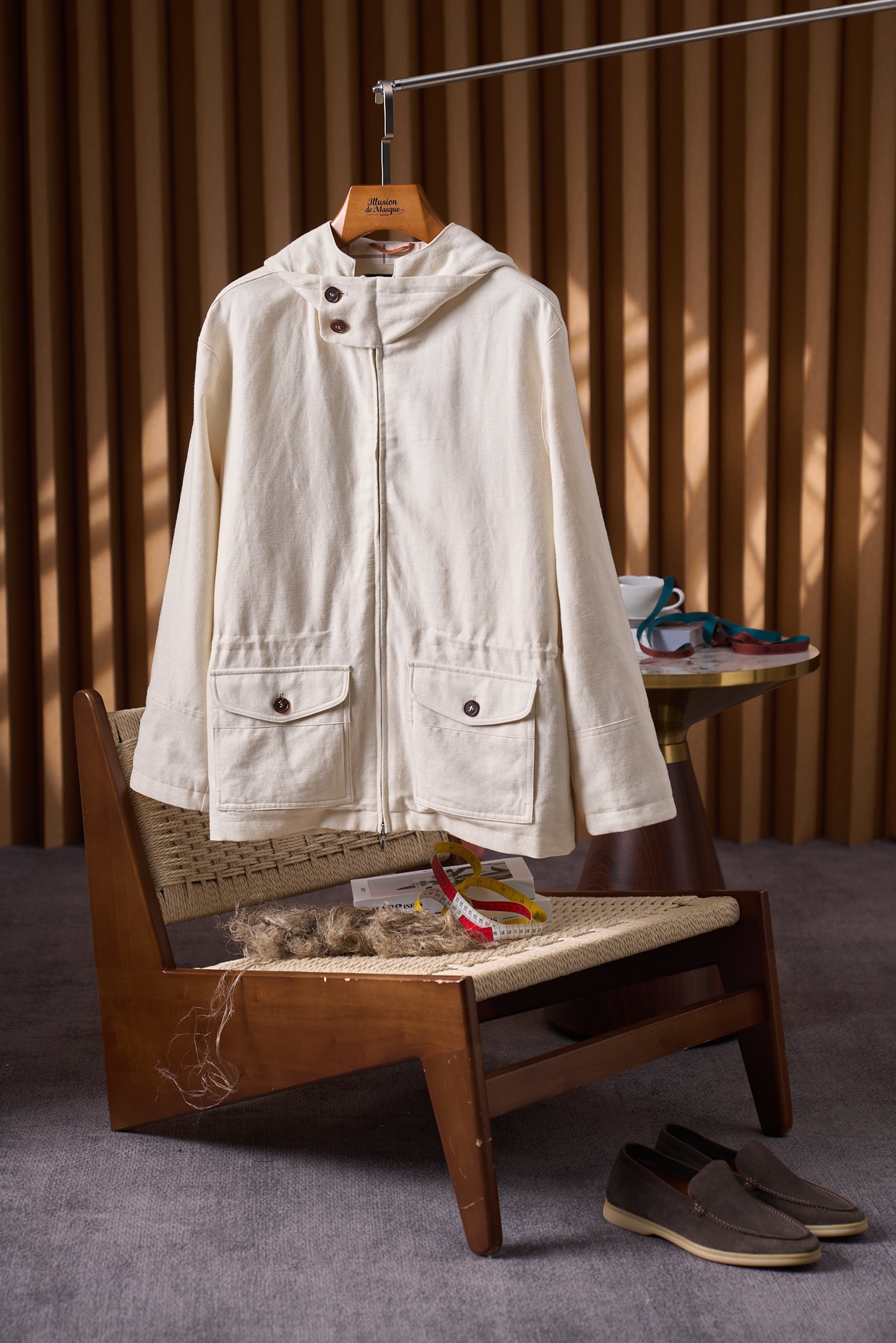 NO:948876,.【Traveller Men's Heavy Duty Denim Hunting Jacket - As an indispensable and intimate companion on the road, this classic Traveler jacket combines functionality, versatility and comfort. It is washed for a soft feel and matte appearance. The jacket has smooth lines and a simple yet sophisticated design. It is equipped with a series of practical multi-functional pockets to easily accommodate daily essentials. Hood design with collar detail Snap-stud flap pockets Adjustable cuffs with snap buttons Two-way zipper and snap closure on the front  Equipped with horn buckles, medium-to-regular version, adjustable waist drawstring, using a classic hunting suit design, the overall lines are simple and smooth, exuding a tough and capable atmosphere. The design of the hat not only effectively prevents wind, but also adds a spirit and neatness to the overall look. Size 48-56,,jackets & coats,hats,19860909.【Traveller男士重工牛仔猎装夹克—— 作为旅途中不可或缺的贴心伴侣,这款经典Traveller夹克集功能性、百搭性与舒适性于一身.经水洗处理,打造柔软的手感和哑光外观.夹克剪裁线条流畅,设计简约而不失精致,配备一系列实用的多功能口袋,可轻松容纳日常必需品. 帽子设计,饰有领口细节 按扣翻盖口袋 可调节袖口,配按扣 正面配有双向拉链和按扣开合 配置牛角扣 中常规版型 可调节腰部抽绳 采用了经典的猎装设计,整体线条简洁流畅,散发着硬朗与干练的气息.帽子的设计不仅能够有效防风,还为整体造型增添了一份精神与利落. 码数48-56,,jackets & coats,hats,,Men's clothing