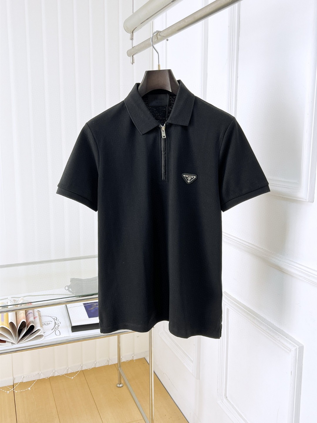 NO:438736,Pra* 25ss new high-quality short-sleeved lapel polo shirt (correct version, top-level replica, can be compared at will) complete three standards, high-end imported mercerized bead floor fabric, exquisite embroidery craftsmanship original hardware accessories original factory original design big brand quality excellent value goods original customization 1:1 details restore Rib knitted striped collar loose fitting Super upper body Size M~XXL (175/150 catties upper body L fit), prada, T-shirt, alexander wang19860909Pra* 25ss新品高品质短袖翻领polo衫（正确版本 顶级复刻 可随意对比）三标齐全 高级进口丝光珠地面料,精美刺绣工艺 原版五金辅料 原厂原标 精心设计 大牌品质 超值好货 原版定制1:1细节还原 罗纹针织条纹衣领 宽松版型 上身超赞 尺码M~XXL（175/150斤上身L合身）,,prada,T-shirt,alexander wang,Men's clothing