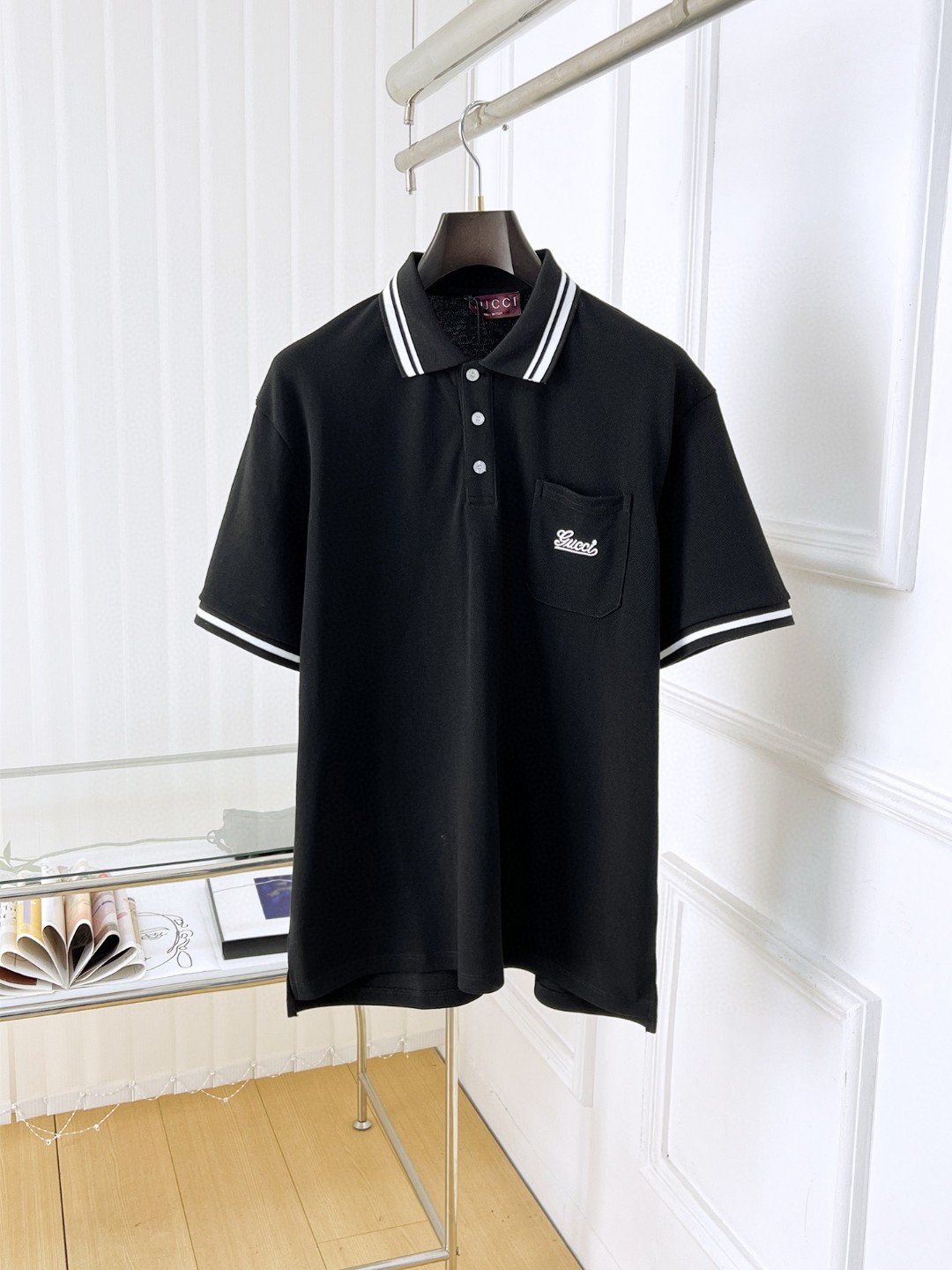 NO:438741,Guc* 25ss new high-quality short-sleeved lapel polo shirt (correct version, top-level replica, can be compared at will) complete three standards, high-end imported mercerized bead floor fabric, exquisite embroidery craftsmanship original hardware accessories original factory original design big brand quality excellent value goods original customization 1:1 details restore Rib knitted striped collar loose fitting Super upper body Size M~XXL (175/150 catties upper body L fit), gucci, T-shirt, alexander wang19860909Guc* 25ss新品高品质短袖翻领polo衫（正确版本 顶级复刻 可随意对比）三标齐全 高级进口丝光珠地面料,精美刺绣工艺 原版五金辅料 原厂原标 精心设计 大牌品质 超值好货 原版定制1:1细节还原 罗纹针织条纹衣领 宽松版型 上身超赞 尺码M~XXL（175/150斤上身L合身）,,gucci,T-shirt,alexander wang,Men's clothing