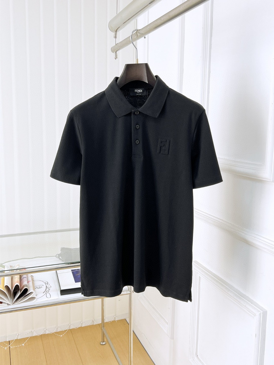 NO:438746,Fend* 25ss new high-quality short-sleeved lapel polo shirt (correct version, top-level replica, can be compared at will) complete three standards, high-end imported mercerized bead floor fabric, exquisite embroidery craftsmanship original hardware accessories original factory original design big brand quality excellent value goods original customization 1:1 details restore Rib knitted striped collar loose fitting Super upper body Size M~XXL (175/150 catties upper body L fit), fendi, T-shirt, alexander wang19860909Fend* 25ss新品高品质短袖翻领polo衫（正确版本 顶级复刻 可随意对比）三标齐全 高级进口丝光珠地面料,精美刺绣工艺 原版五金辅料 原厂原标 精心设计 大牌品质 超值好货 原版定制1:1细节还原 罗纹针织条纹衣领 宽松版型 上身超赞 尺码M~XXL（175/150斤上身L合身）,,fendi,T-shirt,alexander wang,Men's clothing