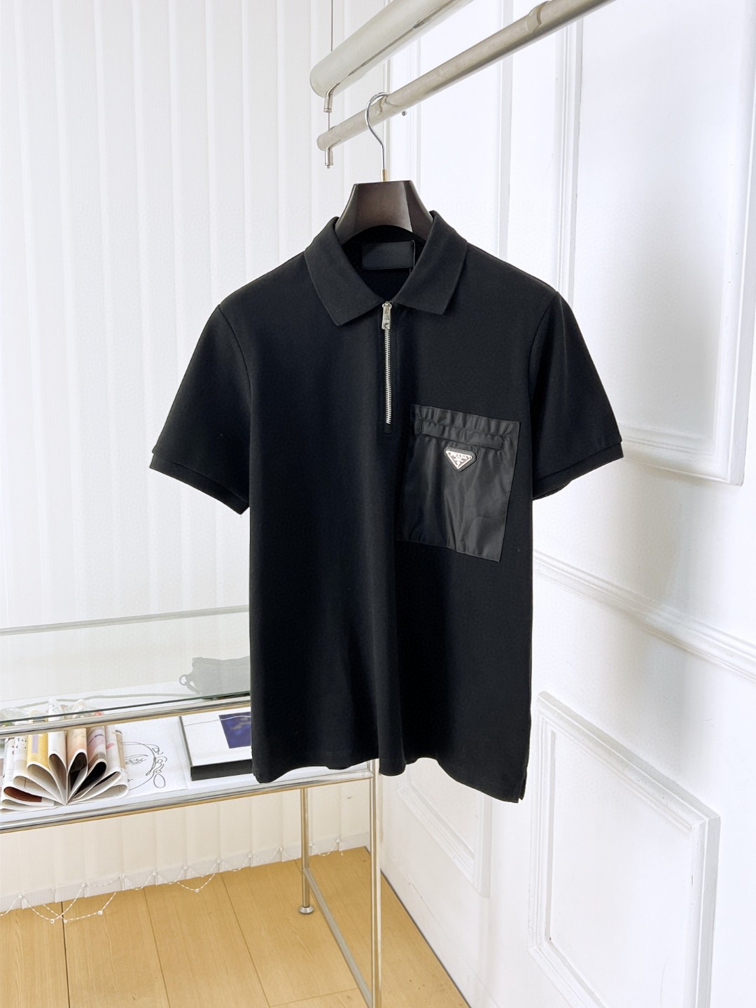 NO:438751,Pra* 25ss new high-quality short-sleeved lapel polo shirt (correct version, top-level replica, can be compared at will) complete three standards, high-end imported mercerized bead floor fabric, exquisite semi-zipper craftsmanship, original hardware and accessories, original factory original design, carefully designed, big brand quality, great value and good goods, original customization 1:1 details restore, ribbed knitted striped collar, loose fit, excellent upper body size M~XXL (175/150 catties upper body L fit),, prada, T-shirt, alexander wang19860909Pra* 25ss新品高品质短袖翻领polo衫（正确版本 顶级复刻 可随意对比）三标齐全 高级进口丝光珠地面料,精美半拉链式工艺 原版五金辅料 原厂原标 精心设计 大牌品质 超值好货 原版定制1:1细节还原 罗纹针织条纹衣领 宽松版型 上身超赞 尺码M~XXL（175/150斤上身L合身）,,prada,T-shirt,alexander wang,Men's clothing