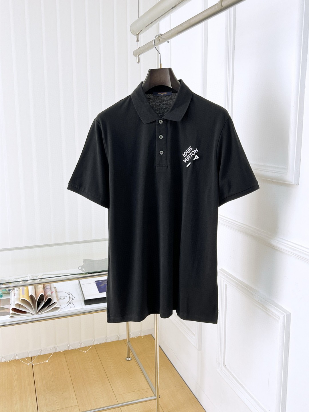 NO:431769,1V* 25ss new high-quality short-sleeved lapel polo shirt (correct version, top-level replica, can be compared at will) complete three standards, high-end imported mercerized bead floor fabric, exquisite chest pin craftsmanship, original hardware accessories, original factory original design, carefully designed, big brand quality, great value, original customization 1:1 details restore, ribbed knitted striped collar, loose fit, excellent upper body size M~XXL (175/150 catties upper body L fit),, T-shirt, alexander wang198609091V* 25ss新品高品质短袖翻领polo衫（正确版本 顶级复刻 可随意对比）三标齐全 高级进口丝光珠地面料,精美胸口别针工艺 原版五金辅料 原厂原标 精心设计 大牌品质 超值好货 原版定制1:1细节还原 罗纹针织条纹衣领 宽松版型 上身超赞 尺码M~XXL（175/150斤上身L合身）,,T-shirt,alexander wang,Men's clothing