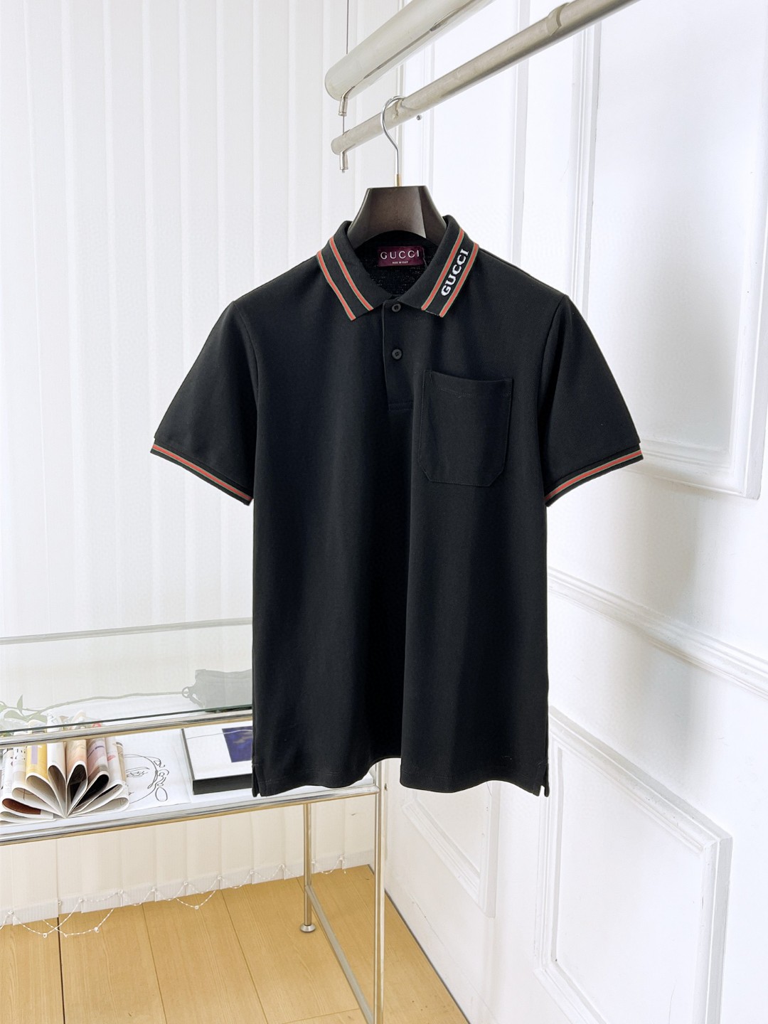 NO:431775,Guc* 25ss new high-quality short-sleeved lapel polo shirt (correct version, top-level replica, can be compared at will) complete three standards, high-end imported mercerized bead floor fabric, exquisite embroidery craftsmanship original hardware accessories original factory original design big brand quality excellent value goods original customization 1:1 details restore Rib knitted striped collar loose fitting Super upper body Size M~XXL (175/150 catties upper body L fit), gucci, T-shirt, alexander wang19860909Guc* 25ss新品高品质短袖翻领polo衫（正确版本 顶级复刻 可随意对比）三标齐全 高级进口丝光珠地面料,精美刺绣工艺 原版五金辅料 原厂原标 精心设计 大牌品质 超值好货 原版定制1:1细节还原 罗纹针织条纹衣领 宽松版型 上身超赞 尺码M~XXL（175/150斤上身L合身）,,gucci,T-shirt,alexander wang,Men's clothing