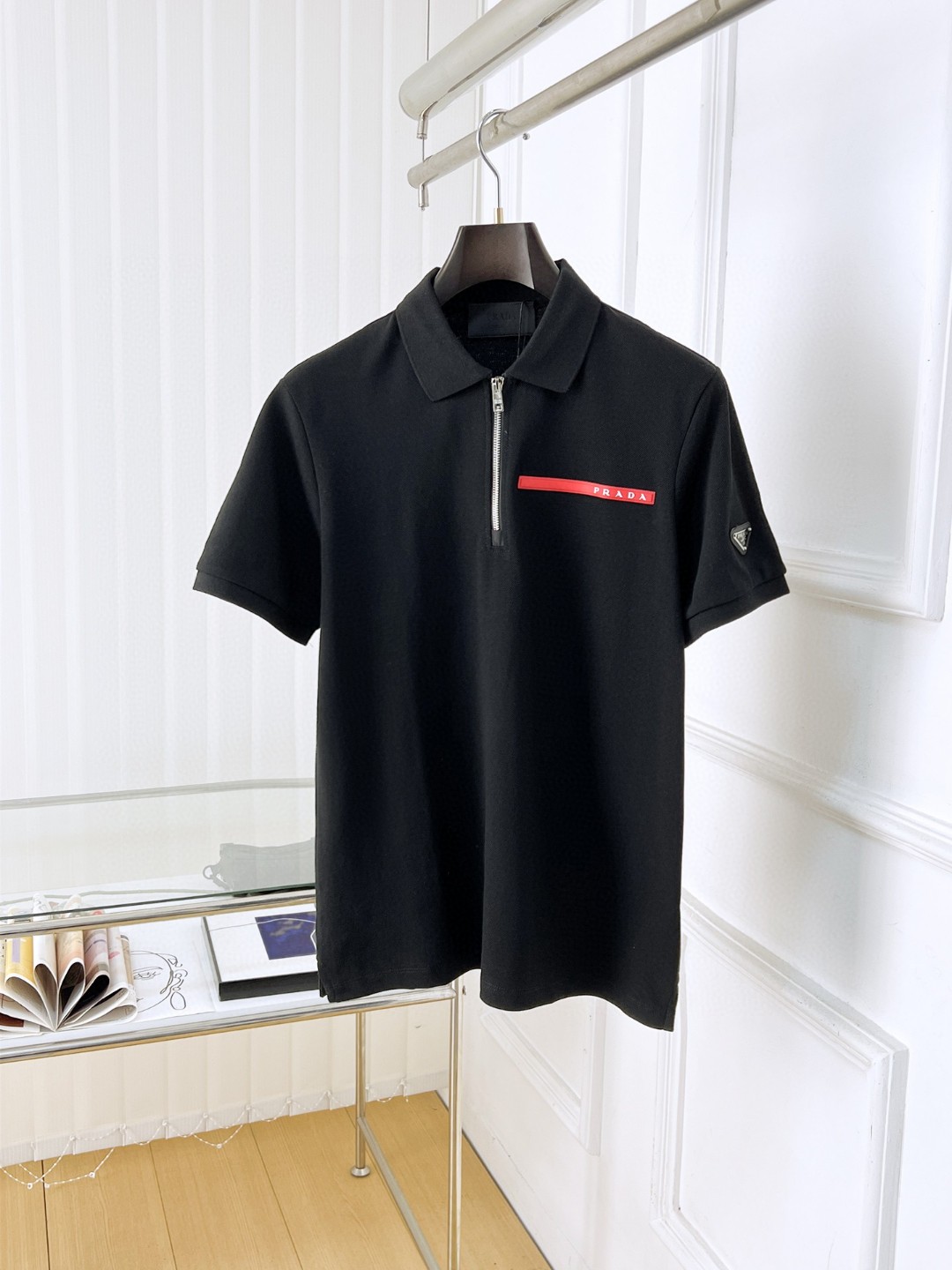 NO:431781,Pra* 25ss new high-quality short-sleeved lapel polo shirt (correct version, top-level replica, can be compared at will) complete three standards, high-end imported mercerated bead floor fabric, exquisite semi-zipper craftsmanship, original hardware and accessories, original factory original design, carefully designed, big brand quality, great value and good goods, original customization 1:1 details restore, ribbed knitted striped collar, loose fit, excellent upper body size M~XXL (175/150 catties upper body L fit),, prada, T-shirt, alexander wang19860909Pra* 25ss新品高品质短袖翻领polo衫（正确版本 顶级复刻 可随意对比）三标齐全 高级进口丝光珠地面料,精美半拉链式工艺 原版五金辅料 原厂原标 精心设计 大牌品质 超值好货 原版定制1:1细节还原 罗纹针织条纹衣领 宽松版型 上身超赞 尺码M~XXL（175/150斤上身L合身）,,prada,T-shirt,alexander wang,Men's clothing