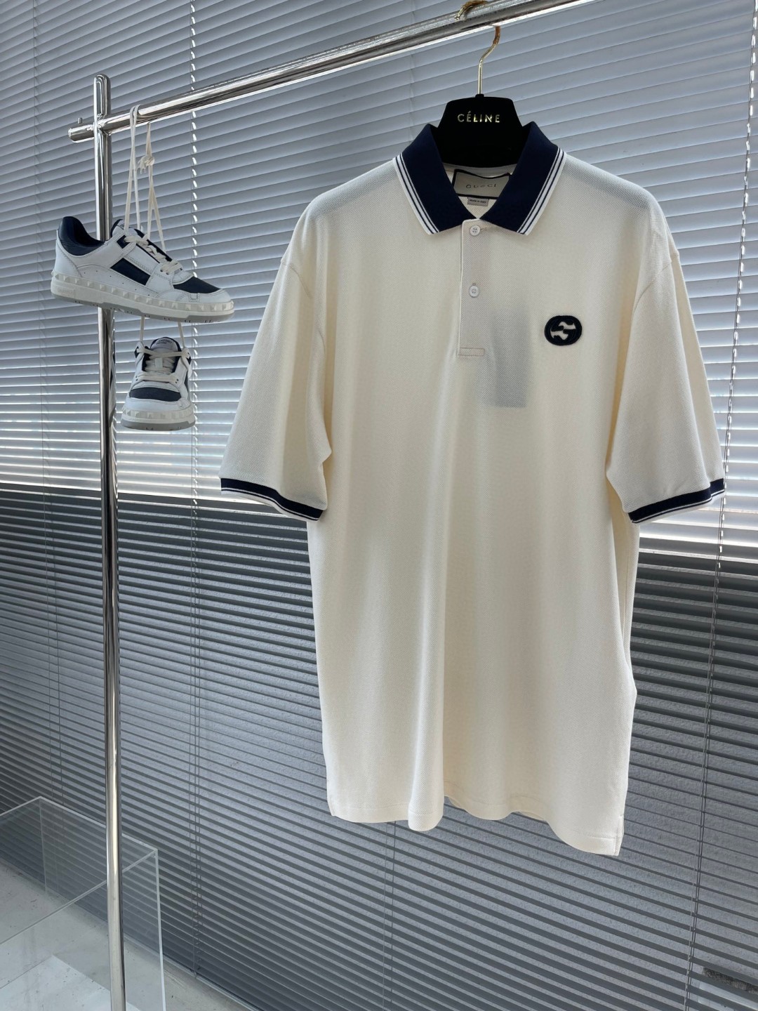 NO:431839,-GUCC 2025 new interlocking style pendant Polo shirt short sleeves, original 1:1 development, high-density interlocking double G-crodging embroidery embroidery on the chest, simple, fashionable and atmospheric!  The ribbed cuffs are cleverly blended with contrasting striped ribbed piping, a classic retro style!  It is a versatile artifact for daily casual outfits, with three standards, the same style as men and women!  Size: M L XL XXL, gucci, T-shirt, alexander wang19860909-GUCC 2025新款互扣式章仔Polo衫短袖,原版1:1开发, 胸口高密度互扣式双G章仔刺绣点缀,简约时尚大气！罗纹袖口巧妙融入撞色条纹罗纹滚边 ,经典复古风格！是日常休闲穿搭的百搭神器 ,三标齐全 男女同款！ 尺寸: M L XL XXL,,gucci,T-shirt,alexander wang,Men's clothing