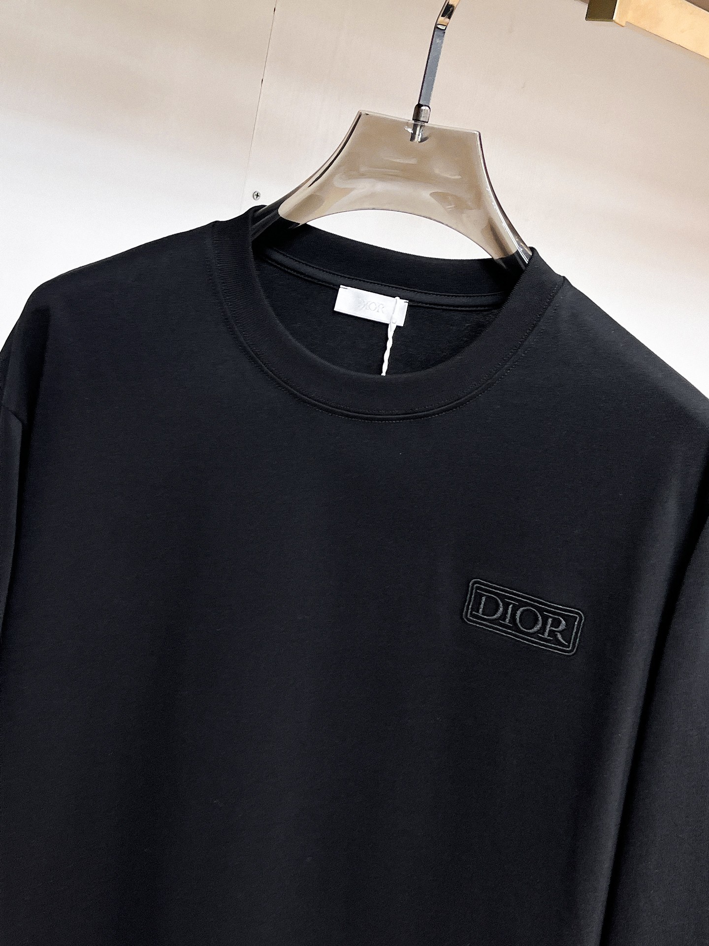 P140 迪奥🌹25ss秋冬新品高版本打底长袖T恤 采用进口特殊定制Sorona 面料 亲肤性好 长效抗菌 防螨 更耐洗 棉线经过反复处理 移除劣质段粗纤维和杂质 只留下优质棉纤维 采用超高的缩水控制技术 洗水后克重305 环保抛光酶技术工艺 赋予面料洁净的外观和清晰的纹理 简约精致奢华 做工精细 货比专柜 极具辨识度的一款长袖T恤 上身效果超棒！
尺码：S-XL.