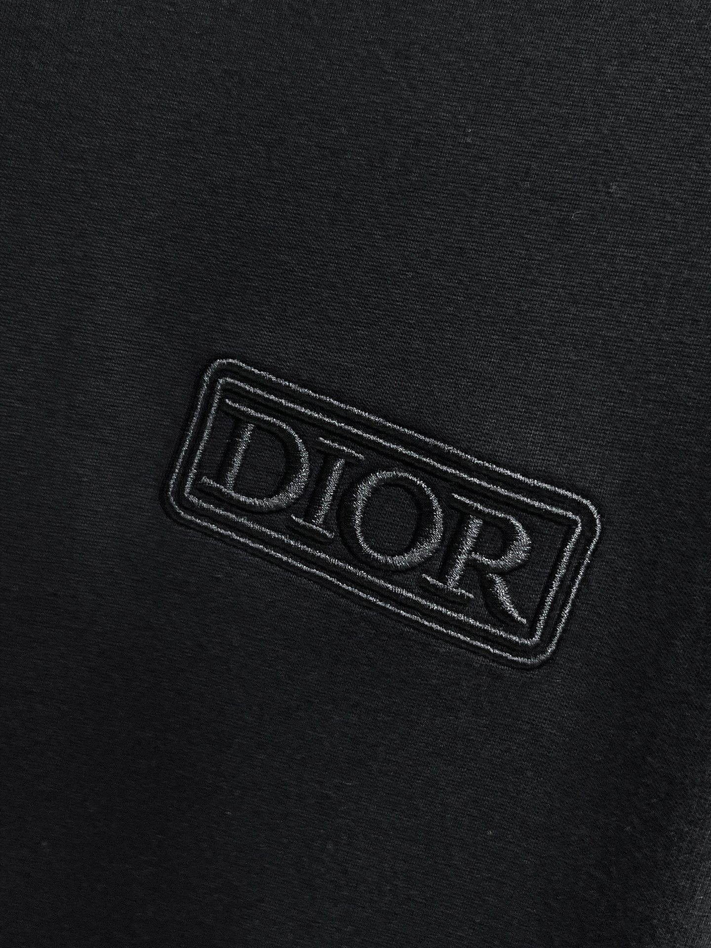 P140 迪奥🌹25ss秋冬新品高版本打底长袖T恤 采用进口特殊定制Sorona 面料 亲肤性好 长效抗菌 防螨 更耐洗 棉线经过反复处理 移除劣质段粗纤维和杂质 只留下优质棉纤维 采用超高的缩水控制技术 洗水后克重305 环保抛光酶技术工艺 赋予面料洁净的外观和清晰的纹理 简约精致奢华 做工精细 货比专柜 极具辨识度的一款长袖T恤 上身效果超棒！
尺码：S-XL.