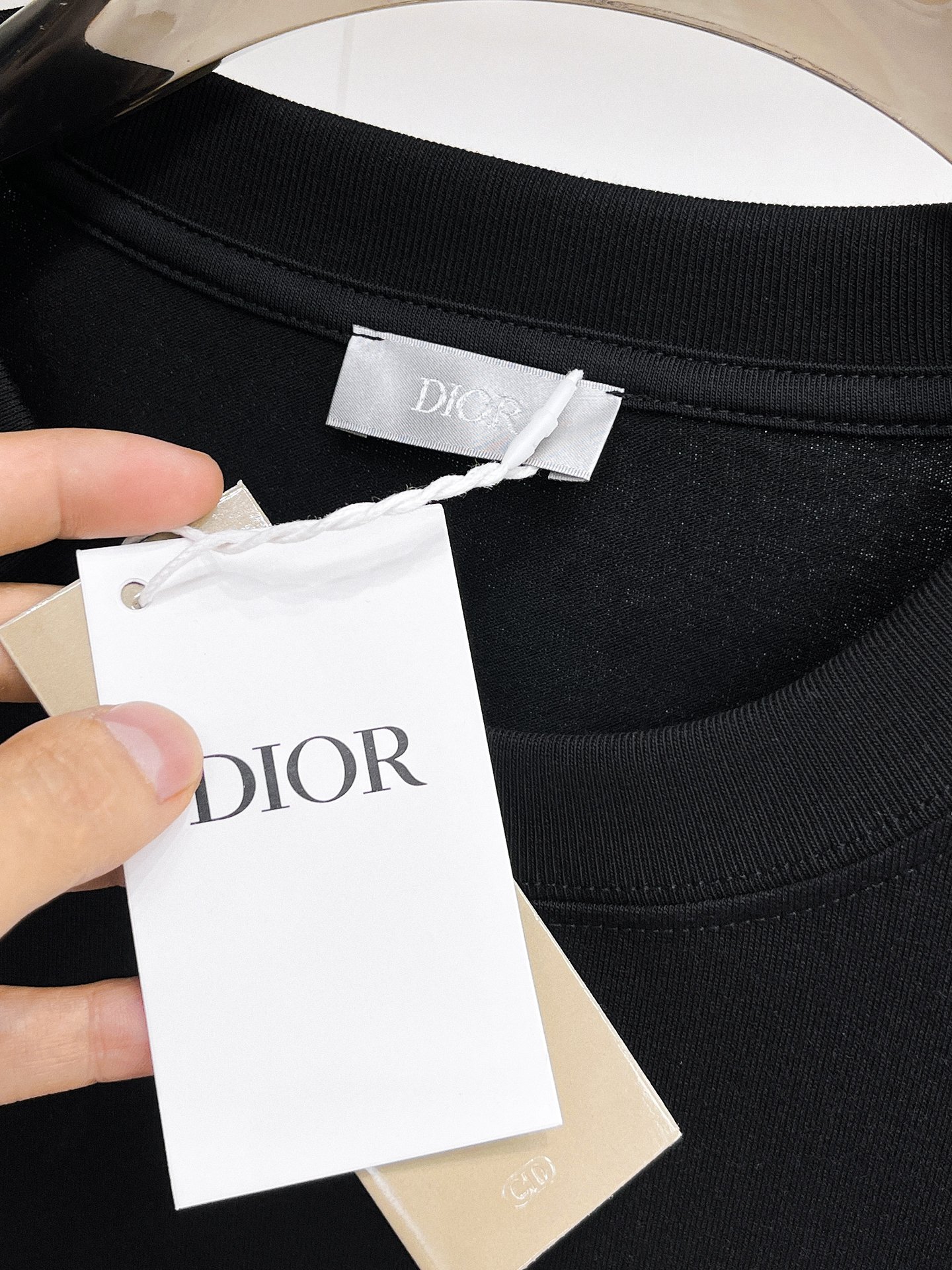 P140 迪奥🌹25ss秋冬新品高版本打底长袖T恤 采用进口特殊定制Sorona 面料 亲肤性好 长效抗菌 防螨 更耐洗 棉线经过反复处理 移除劣质段粗纤维和杂质 只留下优质棉纤维 采用超高的缩水控制技术 洗水后克重305 环保抛光酶技术工艺 赋予面料洁净的外观和清晰的纹理 简约精致奢华 做工精细 货比专柜 极具辨识度的一款长袖T恤 上身效果超棒！
尺码：S-XL.