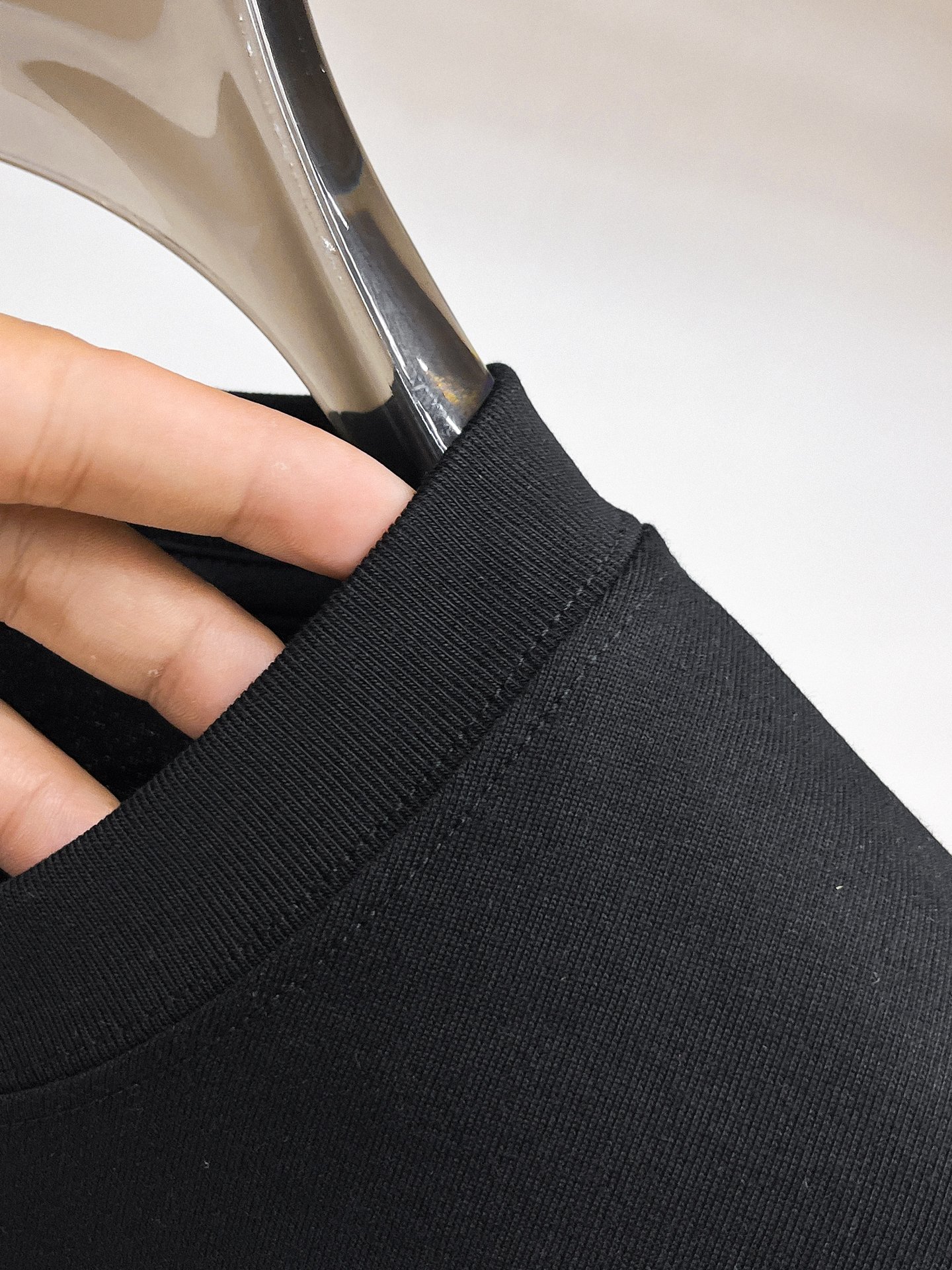 P140 迪奥🌹25ss秋冬新品高版本打底长袖T恤 采用进口特殊定制Sorona 面料 亲肤性好 长效抗菌 防螨 更耐洗 棉线经过反复处理 移除劣质段粗纤维和杂质 只留下优质棉纤维 采用超高的缩水控制技术 洗水后克重305 环保抛光酶技术工艺 赋予面料洁净的外观和清晰的纹理 简约精致奢华 做工精细 货比专柜 极具辨识度的一款长袖T恤 上身效果超棒！
尺码：S-XL.