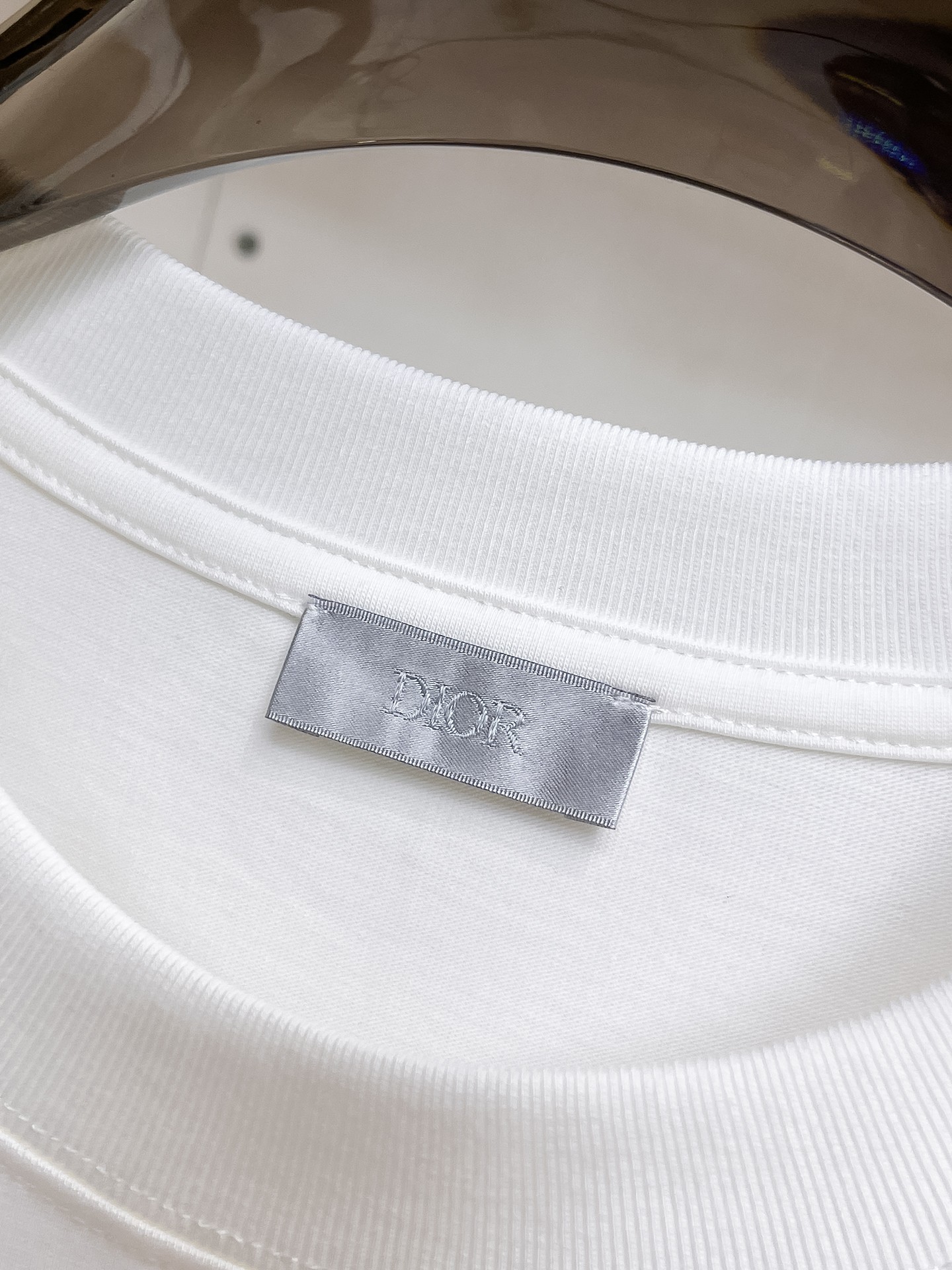 P140 迪奥🌹25ss秋冬新品高版本打底长袖T恤 采用进口特殊定制Sorona 面料 亲肤性好 长效抗菌 防螨 更耐洗 棉线经过反复处理 移除劣质段粗纤维和杂质 只留下优质棉纤维 采用超高的缩水控制技术 洗水后克重305 环保抛光酶技术工艺 赋予面料洁净的外观和清晰的纹理 简约精致奢华 做工精细 货比专柜 极具辨识度的一款长袖T恤 上身效果超棒！
尺码：S-XL.