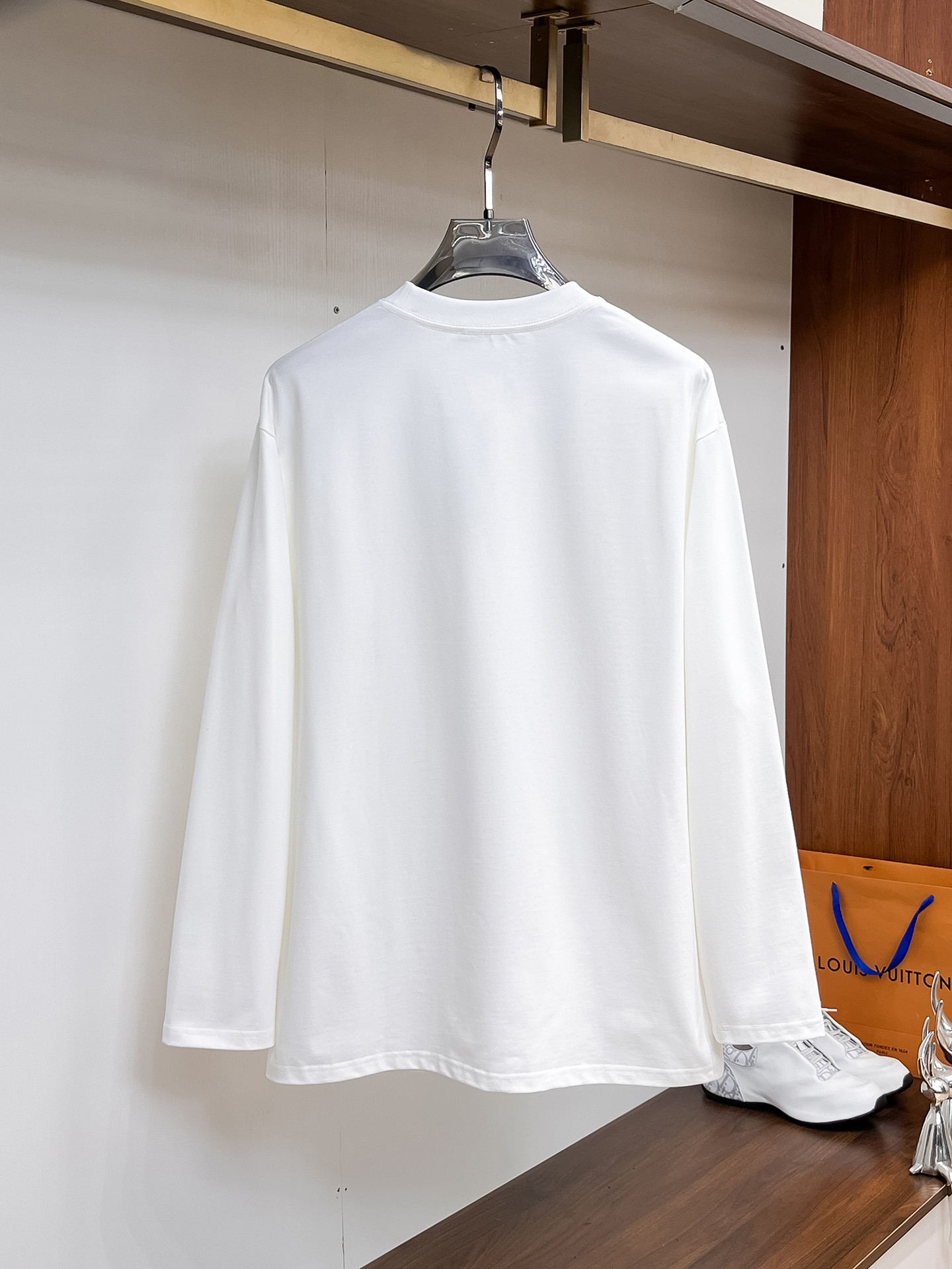 P140 迪奥🌹25ss秋冬新品高版本打底长袖T恤 采用进口特殊定制Sorona 面料 亲肤性好 长效抗菌 防螨 更耐洗 棉线经过反复处理 移除劣质段粗纤维和杂质 只留下优质棉纤维 采用超高的缩水控制技术 洗水后克重305 环保抛光酶技术工艺 赋予面料洁净的外观和清晰的纹理 简约精致奢华 做工精细 货比专柜 极具辨识度的一款长袖T恤 上身效果超棒！
尺码：S-XL.