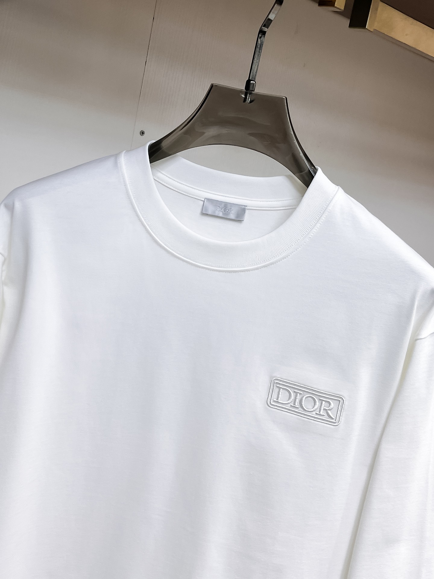 P140 迪奥🌹25ss秋冬新品高版本打底长袖T恤 采用进口特殊定制Sorona 面料 亲肤性好 长效抗菌 防螨 更耐洗 棉线经过反复处理 移除劣质段粗纤维和杂质 只留下优质棉纤维 采用超高的缩水控制技术 洗水后克重305 环保抛光酶技术工艺 赋予面料洁净的外观和清晰的纹理 简约精致奢华 做工精细 货比专柜 极具辨识度的一款长袖T恤 上身效果超棒！
尺码：S-XL.