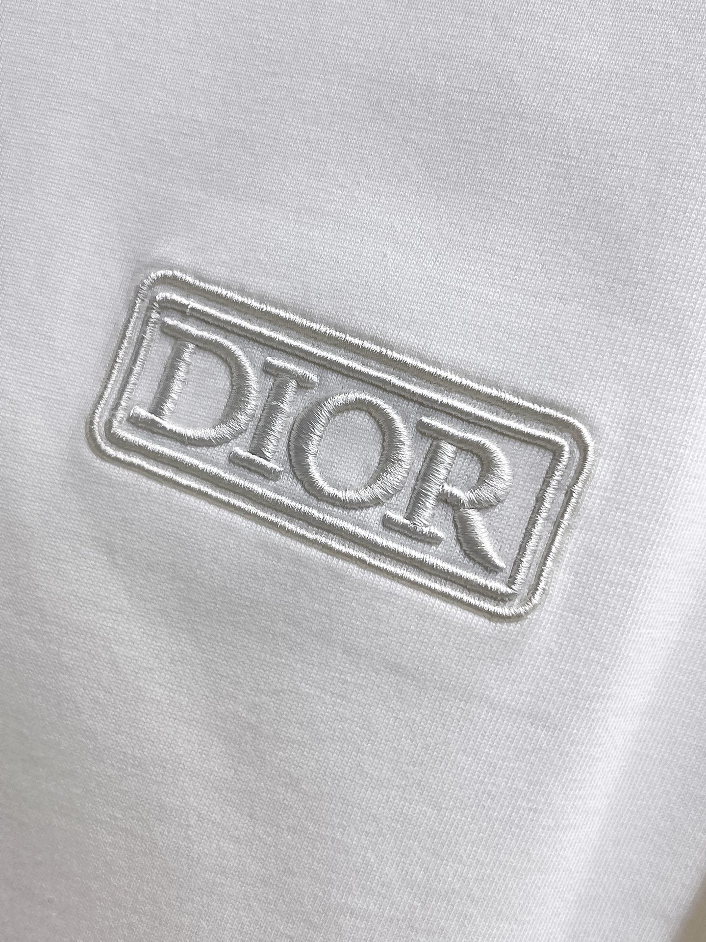 P140 迪奥🌹25ss秋冬新品高版本打底长袖T恤 采用进口特殊定制Sorona 面料 亲肤性好 长效抗菌 防螨 更耐洗 棉线经过反复处理 移除劣质段粗纤维和杂质 只留下优质棉纤维 采用超高的缩水控制技术 洗水后克重305 环保抛光酶技术工艺 赋予面料洁净的外观和清晰的纹理 简约精致奢华 做工精细 货比专柜 极具辨识度的一款长袖T恤 上身效果超棒！
尺码：S-XL.