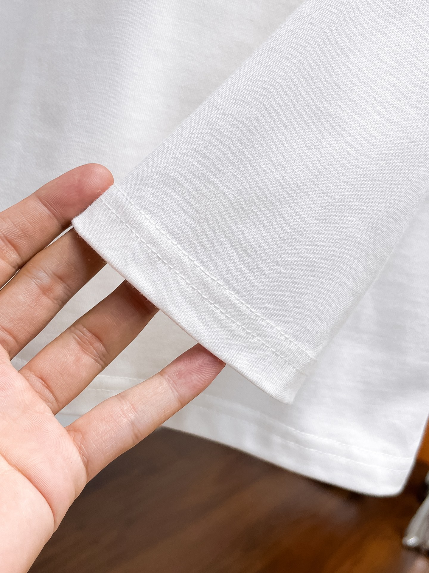 P140 迪奥🌹25ss秋冬新品高版本打底长袖T恤 采用进口特殊定制Sorona 面料 亲肤性好 长效抗菌 防螨 更耐洗 棉线经过反复处理 移除劣质段粗纤维和杂质 只留下优质棉纤维 采用超高的缩水控制技术 洗水后克重305 环保抛光酶技术工艺 赋予面料洁净的外观和清晰的纹理 简约精致奢华 做工精细 货比专柜 极具辨识度的一款长袖T恤 上身效果超棒！
尺码：S-XL.