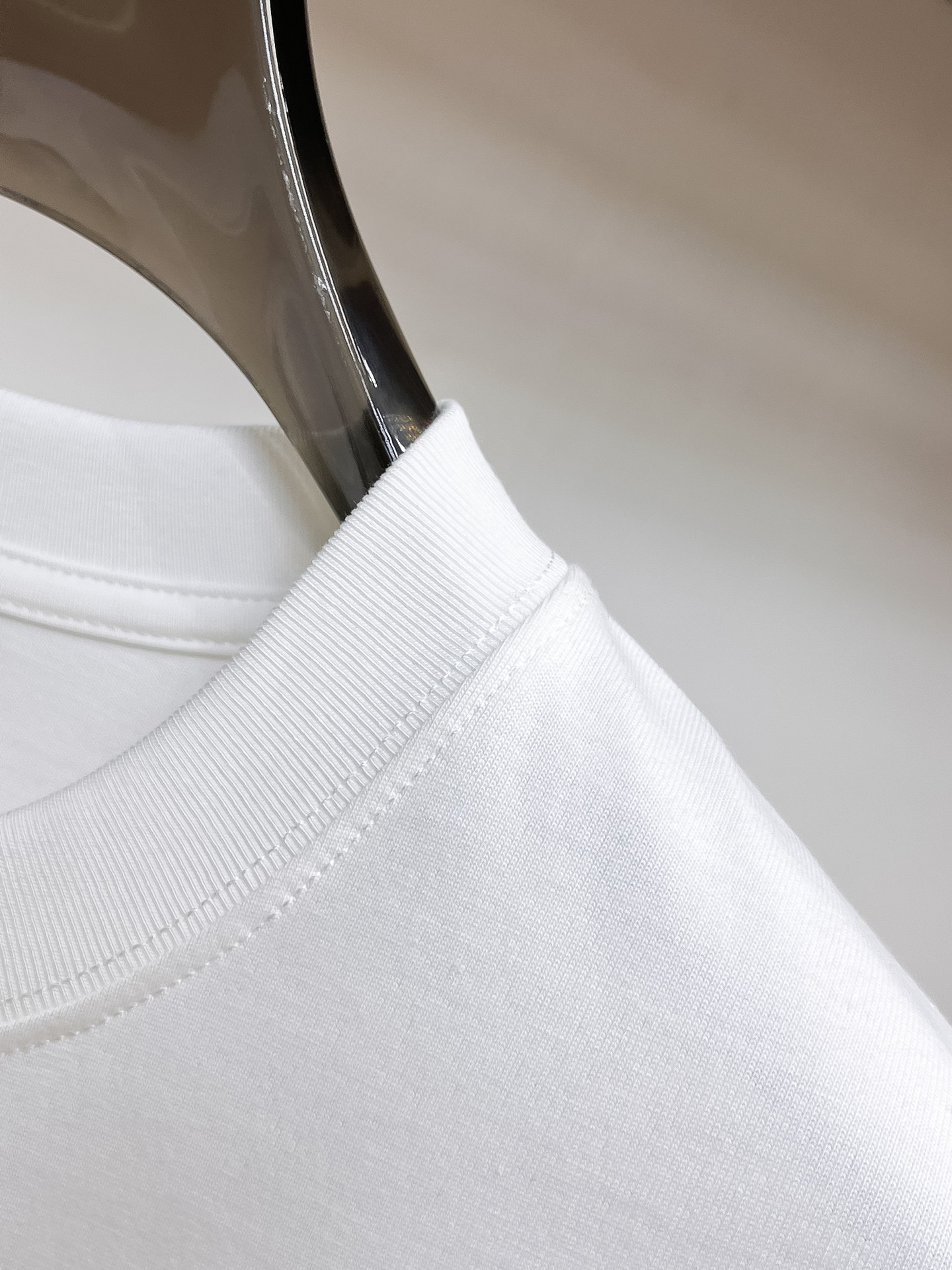 P140 迪奥🌹25ss秋冬新品高版本打底长袖T恤 采用进口特殊定制Sorona 面料 亲肤性好 长效抗菌 防螨 更耐洗 棉线经过反复处理 移除劣质段粗纤维和杂质 只留下优质棉纤维 采用超高的缩水控制技术 洗水后克重305 环保抛光酶技术工艺 赋予面料洁净的外观和清晰的纹理 简约精致奢华 做工精细 货比专柜 极具辨识度的一款长袖T恤 上身效果超棒！
尺码：S-XL.