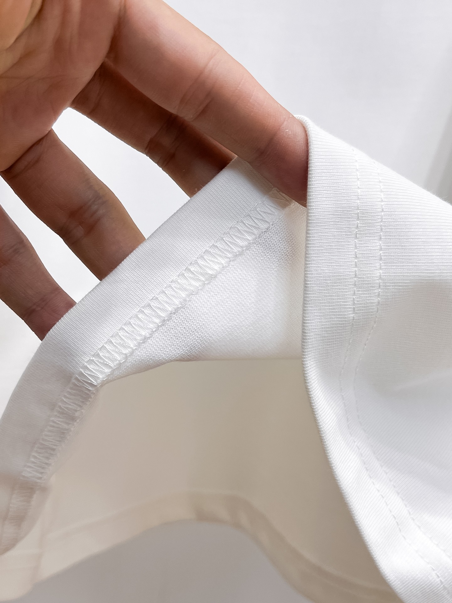 P140 迪奥🌹25ss秋冬新品高版本打底长袖T恤 采用进口特殊定制Sorona 面料 亲肤性好 长效抗菌 防螨 更耐洗 棉线经过反复处理 移除劣质段粗纤维和杂质 只留下优质棉纤维 采用超高的缩水控制技术 洗水后克重305 环保抛光酶技术工艺 赋予面料洁净的外观和清晰的纹理 简约精致奢华 做工精细 货比专柜 极具辨识度的一款长袖T恤 上身效果超棒！
尺码：S-XL.