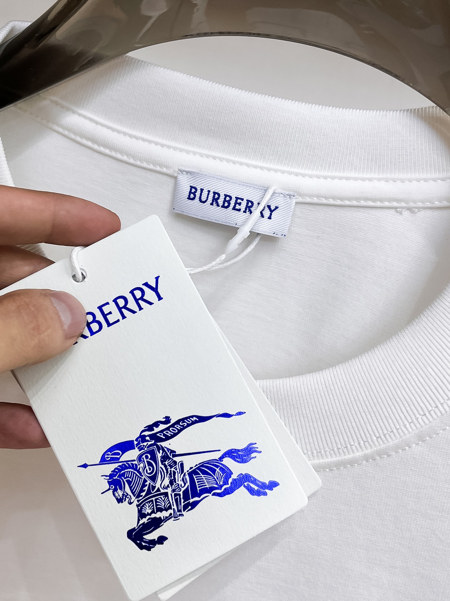 P140 巴宝莉🌹25ss秋冬新品高版本打底长袖T恤 采用进口特殊定制Sorona 面料 亲肤性好 长效抗菌 防螨 更耐洗 棉线经过反复处理 移除劣质段粗纤维和杂质 只留下优质棉纤维 采用超高的缩水控制技术 洗水后克重305 环保抛光酶技术工艺 赋予面料洁净的外观和清晰的纹理 简约精致奢华 做工精细 货比专柜 极具辨识度的一款长袖T恤 上身效果超棒！
尺码：S-XL.