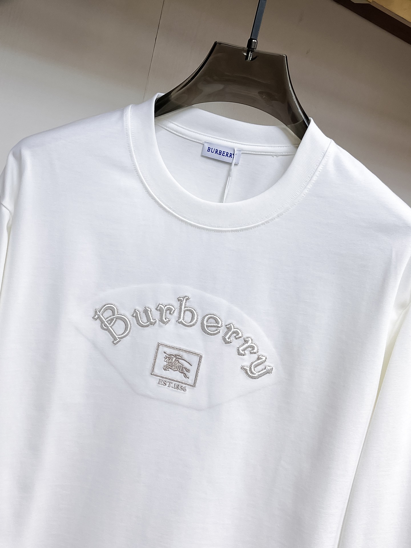 P140 巴宝莉🌹25ss秋冬新品高版本打底长袖T恤 采用进口特殊定制Sorona 面料 亲肤性好 长效抗菌 防螨 更耐洗 棉线经过反复处理 移除劣质段粗纤维和杂质 只留下优质棉纤维 采用超高的缩水控制技术 洗水后克重305 环保抛光酶技术工艺 赋予面料洁净的外观和清晰的纹理 简约精致奢华 做工精细 货比专柜 极具辨识度的一款长袖T恤 上身效果超棒！
尺码：S-XL.