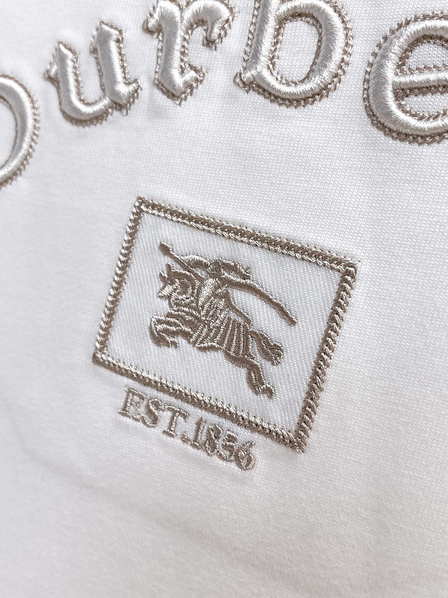 P140 巴宝莉🌹25ss秋冬新品高版本打底长袖T恤 采用进口特殊定制Sorona 面料 亲肤性好 长效抗菌 防螨 更耐洗 棉线经过反复处理 移除劣质段粗纤维和杂质 只留下优质棉纤维 采用超高的缩水控制技术 洗水后克重305 环保抛光酶技术工艺 赋予面料洁净的外观和清晰的纹理 简约精致奢华 做工精细 货比专柜 极具辨识度的一款长袖T恤 上身效果超棒！
尺码：S-XL.