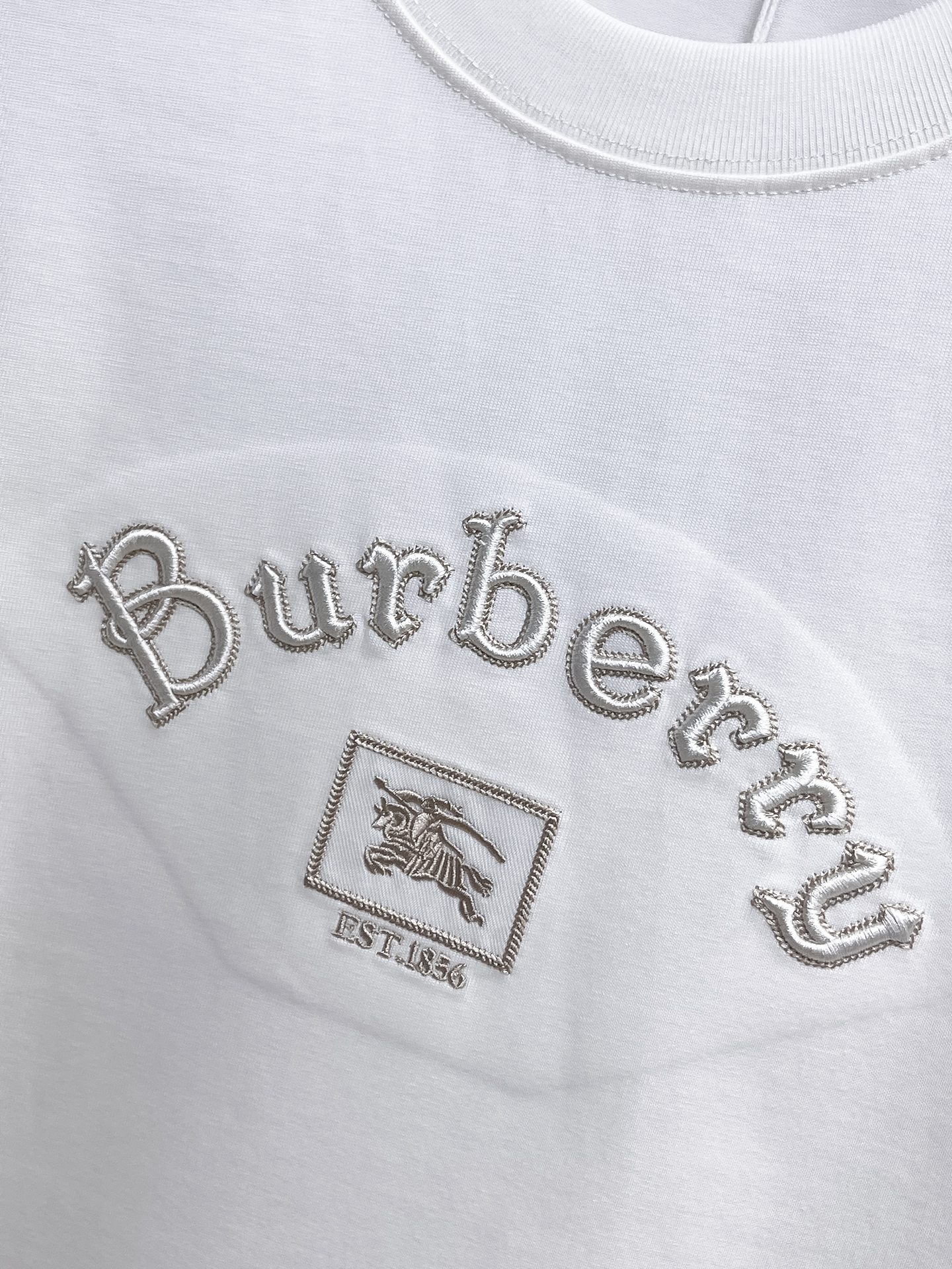 P140 巴宝莉🌹25ss秋冬新品高版本打底长袖T恤 采用进口特殊定制Sorona 面料 亲肤性好 长效抗菌 防螨 更耐洗 棉线经过反复处理 移除劣质段粗纤维和杂质 只留下优质棉纤维 采用超高的缩水控制技术 洗水后克重305 环保抛光酶技术工艺 赋予面料洁净的外观和清晰的纹理 简约精致奢华 做工精细 货比专柜 极具辨识度的一款长袖T恤 上身效果超棒！
尺码：S-XL.