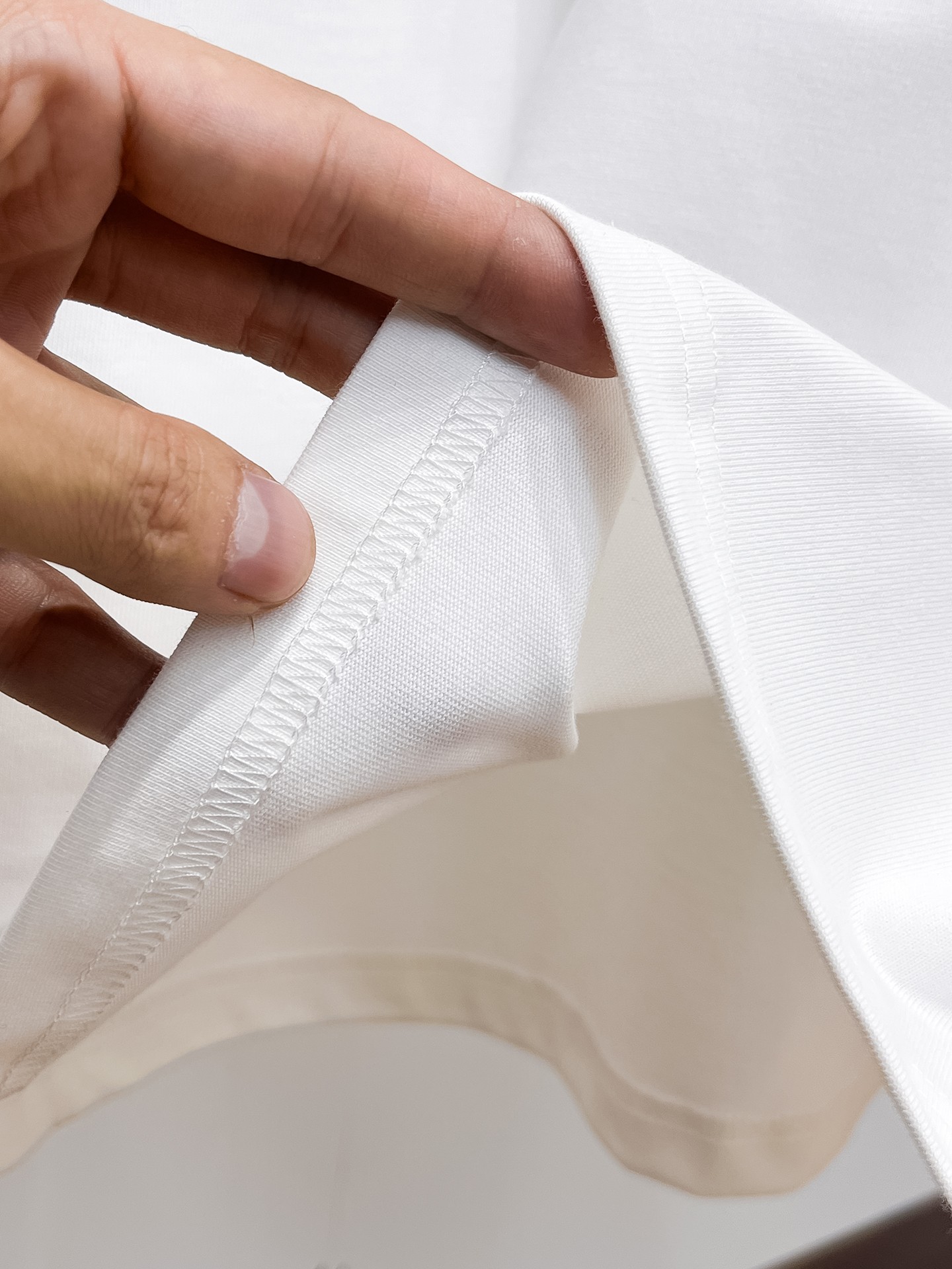 P140 巴宝莉🌹25ss秋冬新品高版本打底长袖T恤 采用进口特殊定制Sorona 面料 亲肤性好 长效抗菌 防螨 更耐洗 棉线经过反复处理 移除劣质段粗纤维和杂质 只留下优质棉纤维 采用超高的缩水控制技术 洗水后克重305 环保抛光酶技术工艺 赋予面料洁净的外观和清晰的纹理 简约精致奢华 做工精细 货比专柜 极具辨识度的一款长袖T恤 上身效果超棒！
尺码：S-XL.