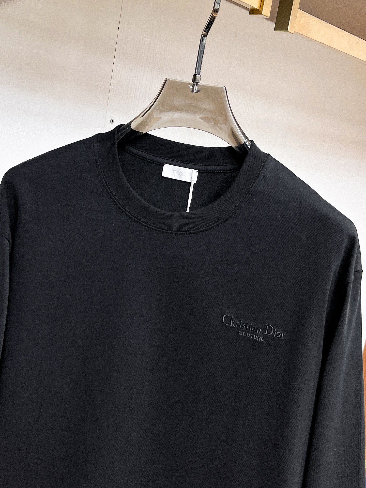 P140 迪奥🌹25ss秋冬新品高版本打底长袖T恤 采用进口特殊定制Sorona 面料 亲肤性好 长效抗菌 防螨 更耐洗 棉线经过反复处理 移除劣质段粗纤维和杂质 只留下优质棉纤维 采用超高的缩水控制技术 洗水后克重305 环保抛光酶技术工艺 赋予面料洁净的外观和清晰的纹理 简约精致奢华 做工精细 货比专柜 极具辨识度的一款长袖T恤 上身效果超棒！
尺码：S-XL.