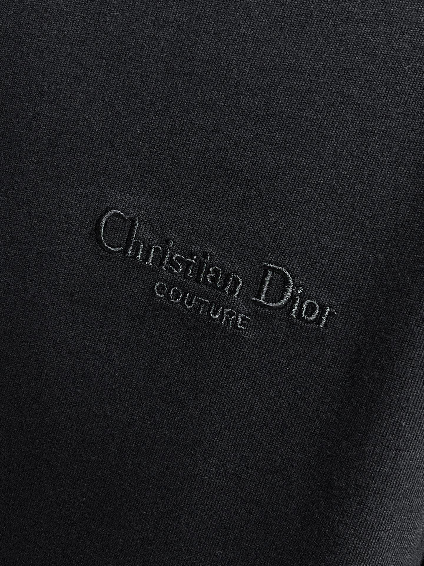 P140 迪奥🌹25ss秋冬新品高版本打底长袖T恤 采用进口特殊定制Sorona 面料 亲肤性好 长效抗菌 防螨 更耐洗 棉线经过反复处理 移除劣质段粗纤维和杂质 只留下优质棉纤维 采用超高的缩水控制技术 洗水后克重305 环保抛光酶技术工艺 赋予面料洁净的外观和清晰的纹理 简约精致奢华 做工精细 货比专柜 极具辨识度的一款长袖T恤 上身效果超棒！
尺码：S-XL.