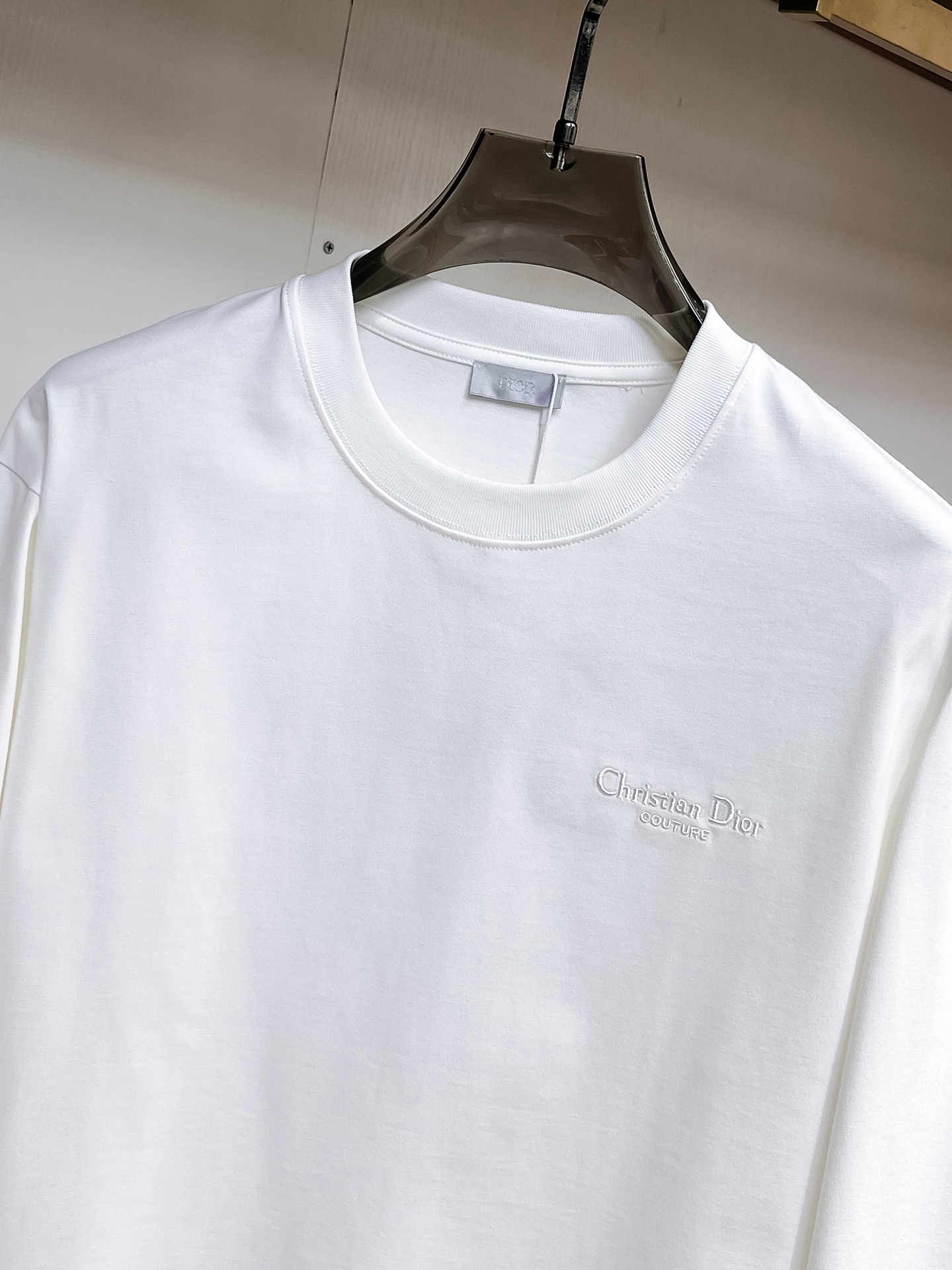 P140 迪奥🌹25ss秋冬新品高版本打底长袖T恤 采用进口特殊定制Sorona 面料 亲肤性好 长效抗菌 防螨 更耐洗 棉线经过反复处理 移除劣质段粗纤维和杂质 只留下优质棉纤维 采用超高的缩水控制技术 洗水后克重305 环保抛光酶技术工艺 赋予面料洁净的外观和清晰的纹理 简约精致奢华 做工精细 货比专柜 极具辨识度的一款长袖T恤 上身效果超棒！
尺码：S-XL.