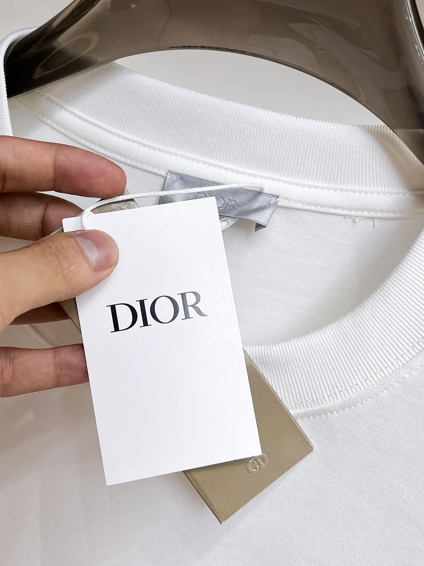 P140 迪奥🌹25ss秋冬新品高版本打底长袖T恤 采用进口特殊定制Sorona 面料 亲肤性好 长效抗菌 防螨 更耐洗 棉线经过反复处理 移除劣质段粗纤维和杂质 只留下优质棉纤维 采用超高的缩水控制技术 洗水后克重305 环保抛光酶技术工艺 赋予面料洁净的外观和清晰的纹理 简约精致奢华 做工精细 货比专柜 极具辨识度的一款长袖T恤 上身效果超棒！
尺码：S-XL.