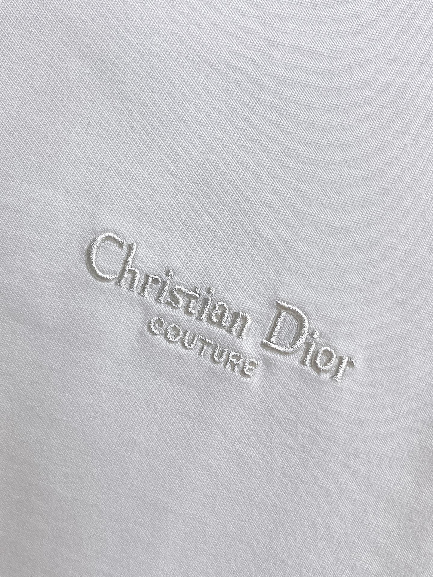 P140 迪奥🌹25ss秋冬新品高版本打底长袖T恤 采用进口特殊定制Sorona 面料 亲肤性好 长效抗菌 防螨 更耐洗 棉线经过反复处理 移除劣质段粗纤维和杂质 只留下优质棉纤维 采用超高的缩水控制技术 洗水后克重305 环保抛光酶技术工艺 赋予面料洁净的外观和清晰的纹理 简约精致奢华 做工精细 货比专柜 极具辨识度的一款长袖T恤 上身效果超棒！
尺码：S-XL.