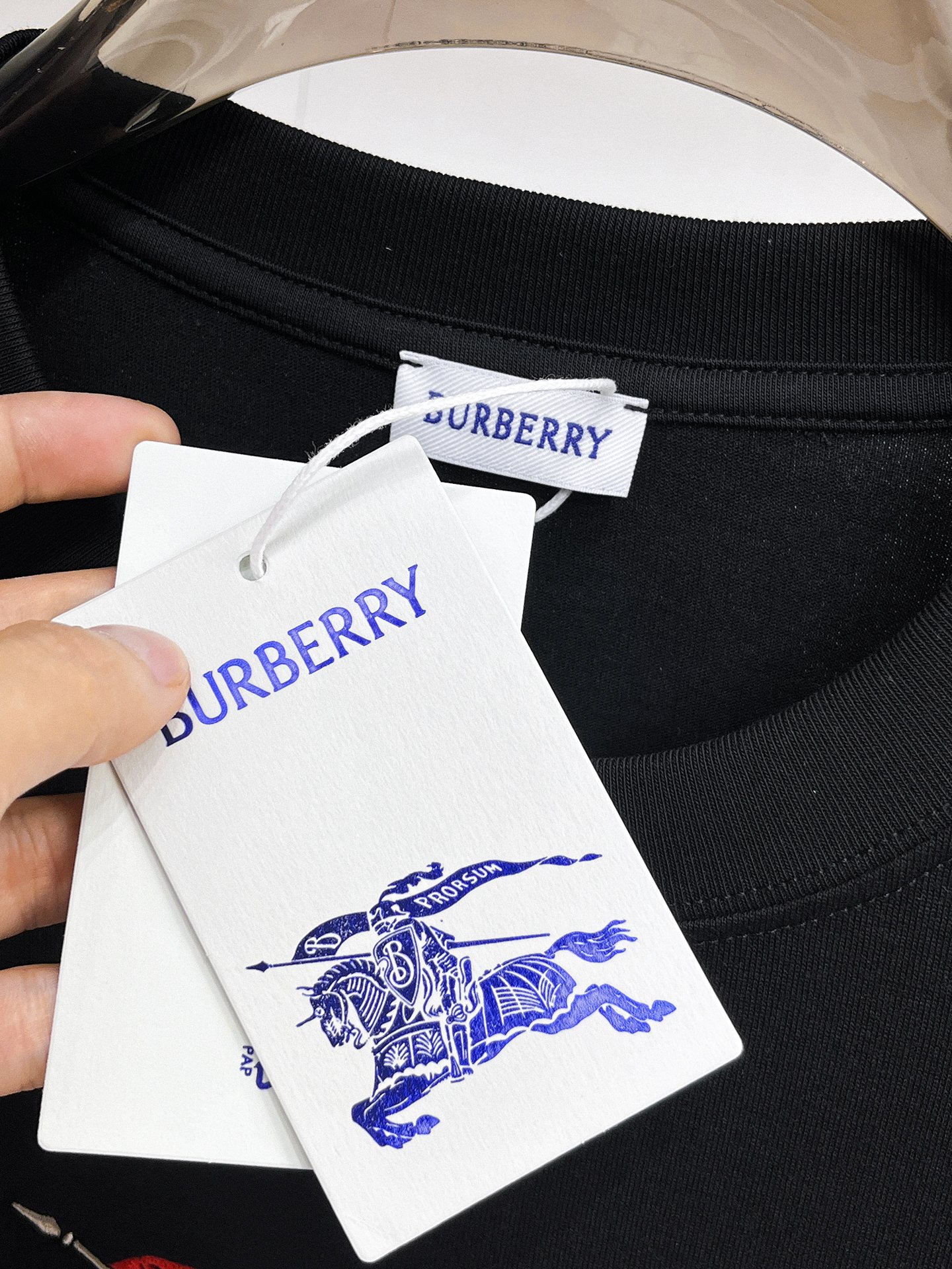 P140 巴宝莉🌹25ss秋冬新品高版本打底长袖T恤 采用进口特殊定制Sorona 面料 亲肤性好 长效抗菌 防螨 更耐洗 棉线经过反复处理 移除劣质段粗纤维和杂质 只留下优质棉纤维 采用超高的缩水控制技术 洗水后克重305 环保抛光酶技术工艺 赋予面料洁净的外观和清晰的纹理 简约精致奢华 做工精细 货比专柜 极具辨识度的一款长袖T恤 上身效果超棒！
尺码：S-XL.