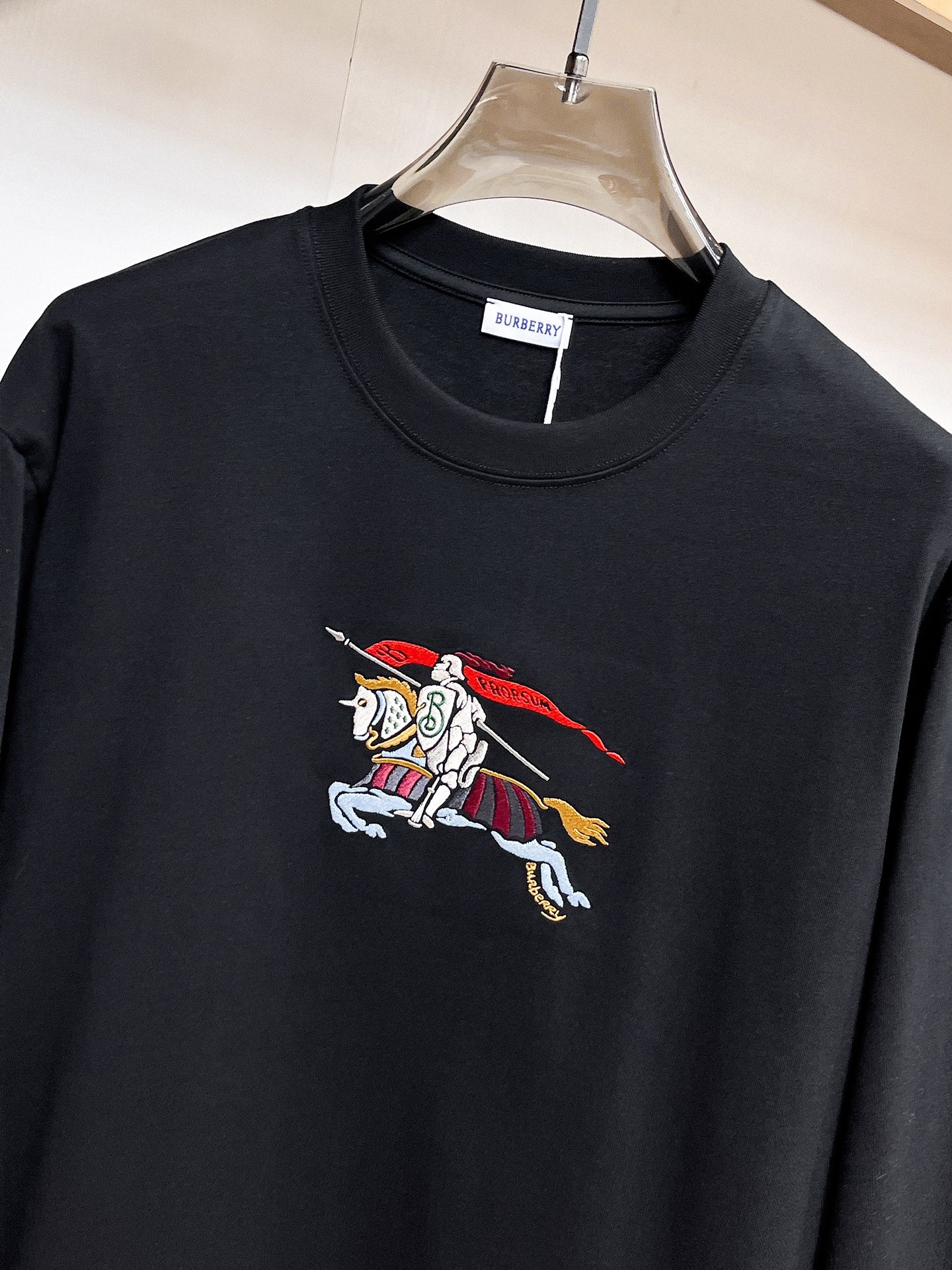 P140 巴宝莉🌹25ss秋冬新品高版本打底长袖T恤 采用进口特殊定制Sorona 面料 亲肤性好 长效抗菌 防螨 更耐洗 棉线经过反复处理 移除劣质段粗纤维和杂质 只留下优质棉纤维 采用超高的缩水控制技术 洗水后克重305 环保抛光酶技术工艺 赋予面料洁净的外观和清晰的纹理 简约精致奢华 做工精细 货比专柜 极具辨识度的一款长袖T恤 上身效果超棒！
尺码：S-XL.