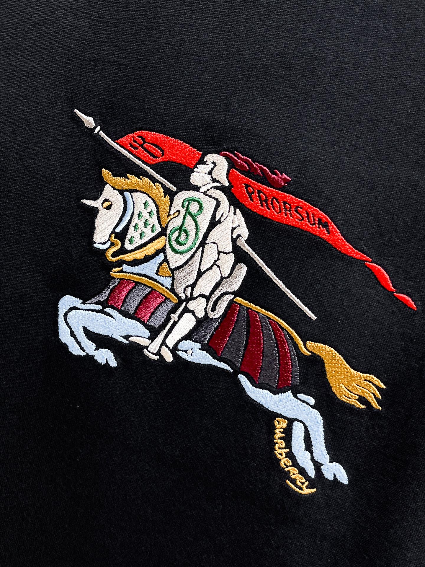 P140 巴宝莉🌹25ss秋冬新品高版本打底长袖T恤 采用进口特殊定制Sorona 面料 亲肤性好 长效抗菌 防螨 更耐洗 棉线经过反复处理 移除劣质段粗纤维和杂质 只留下优质棉纤维 采用超高的缩水控制技术 洗水后克重305 环保抛光酶技术工艺 赋予面料洁净的外观和清晰的纹理 简约精致奢华 做工精细 货比专柜 极具辨识度的一款长袖T恤 上身效果超棒！
尺码：S-XL.