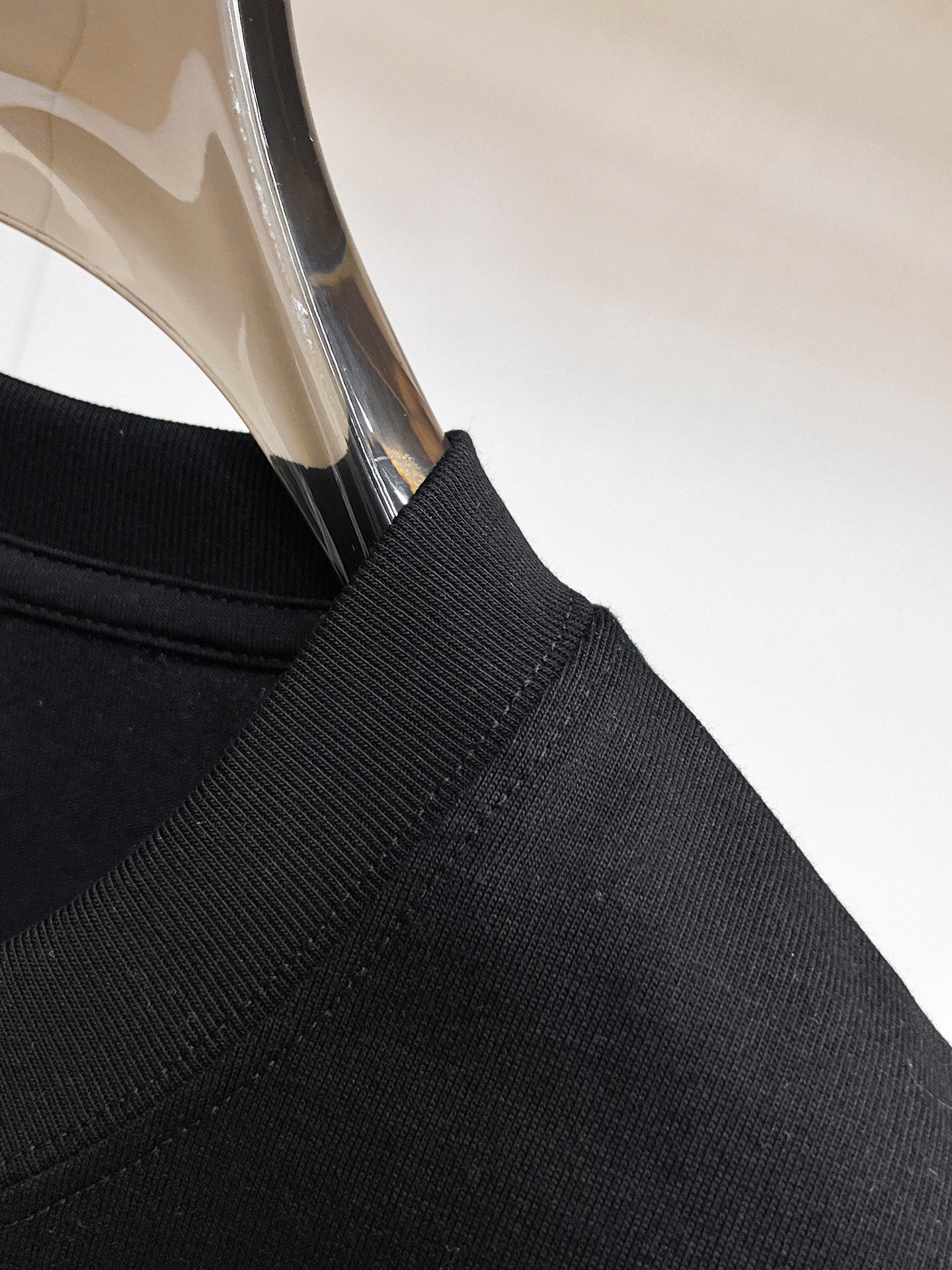 P140 巴宝莉🌹25ss秋冬新品高版本打底长袖T恤 采用进口特殊定制Sorona 面料 亲肤性好 长效抗菌 防螨 更耐洗 棉线经过反复处理 移除劣质段粗纤维和杂质 只留下优质棉纤维 采用超高的缩水控制技术 洗水后克重305 环保抛光酶技术工艺 赋予面料洁净的外观和清晰的纹理 简约精致奢华 做工精细 货比专柜 极具辨识度的一款长袖T恤 上身效果超棒！
尺码：S-XL.