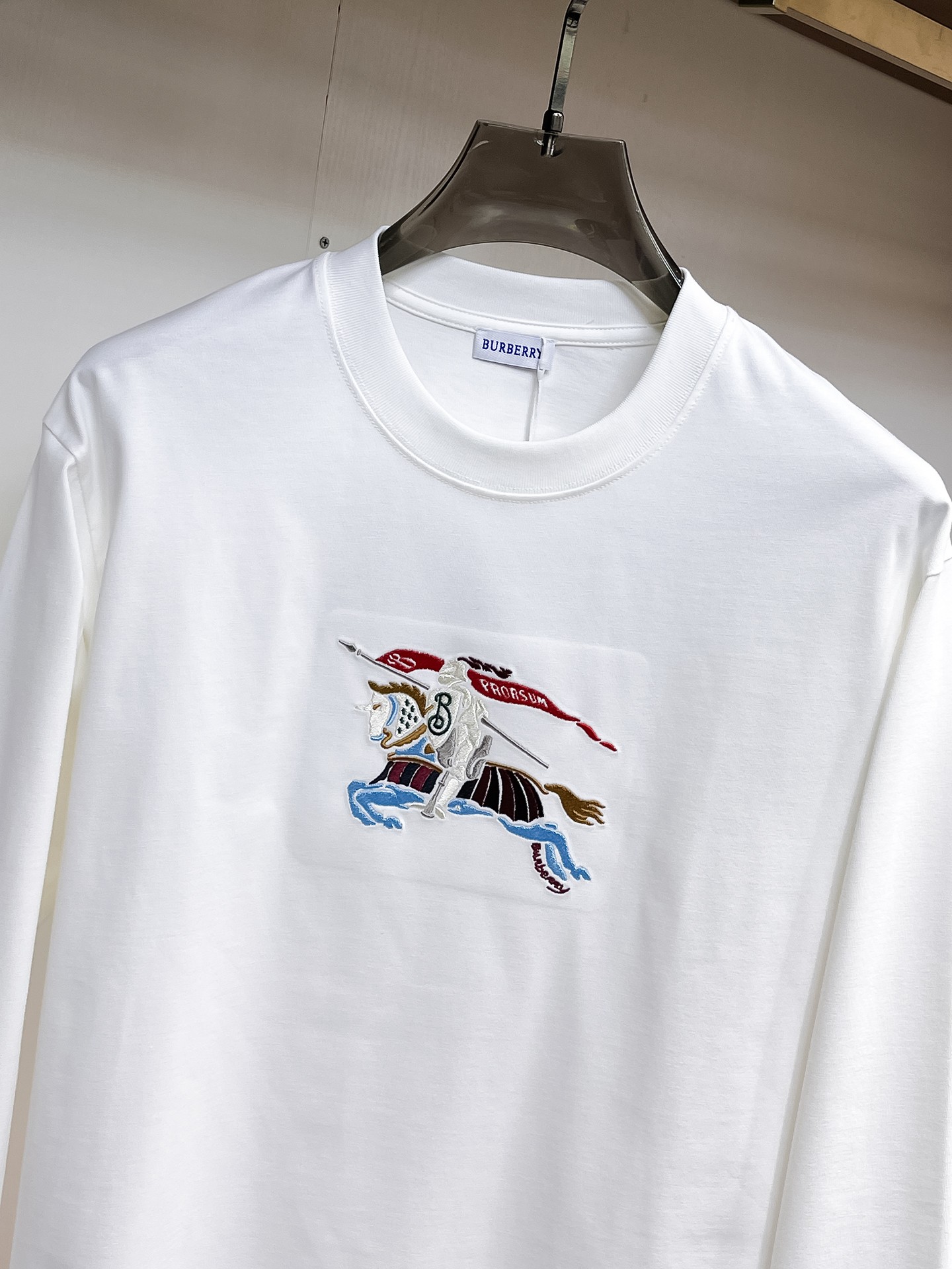 P140 巴宝莉🌹25ss秋冬新品高版本打底长袖T恤 采用进口特殊定制Sorona 面料 亲肤性好 长效抗菌 防螨 更耐洗 棉线经过反复处理 移除劣质段粗纤维和杂质 只留下优质棉纤维 采用超高的缩水控制技术 洗水后克重305 环保抛光酶技术工艺 赋予面料洁净的外观和清晰的纹理 简约精致奢华 做工精细 货比专柜 极具辨识度的一款长袖T恤 上身效果超棒！
尺码：S-XL.