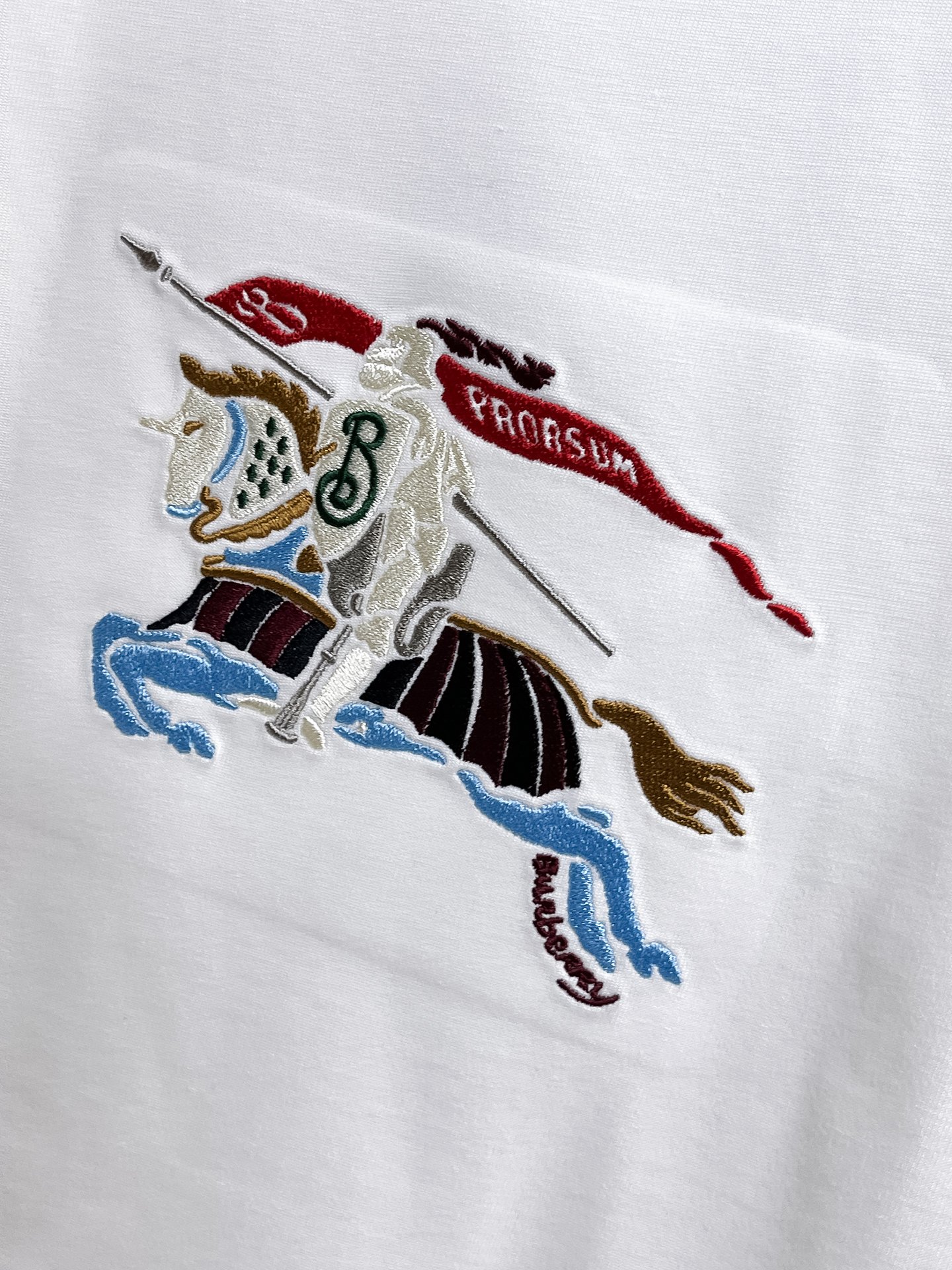 P140 巴宝莉🌹25ss秋冬新品高版本打底长袖T恤 采用进口特殊定制Sorona 面料 亲肤性好 长效抗菌 防螨 更耐洗 棉线经过反复处理 移除劣质段粗纤维和杂质 只留下优质棉纤维 采用超高的缩水控制技术 洗水后克重305 环保抛光酶技术工艺 赋予面料洁净的外观和清晰的纹理 简约精致奢华 做工精细 货比专柜 极具辨识度的一款长袖T恤 上身效果超棒！
尺码：S-XL.