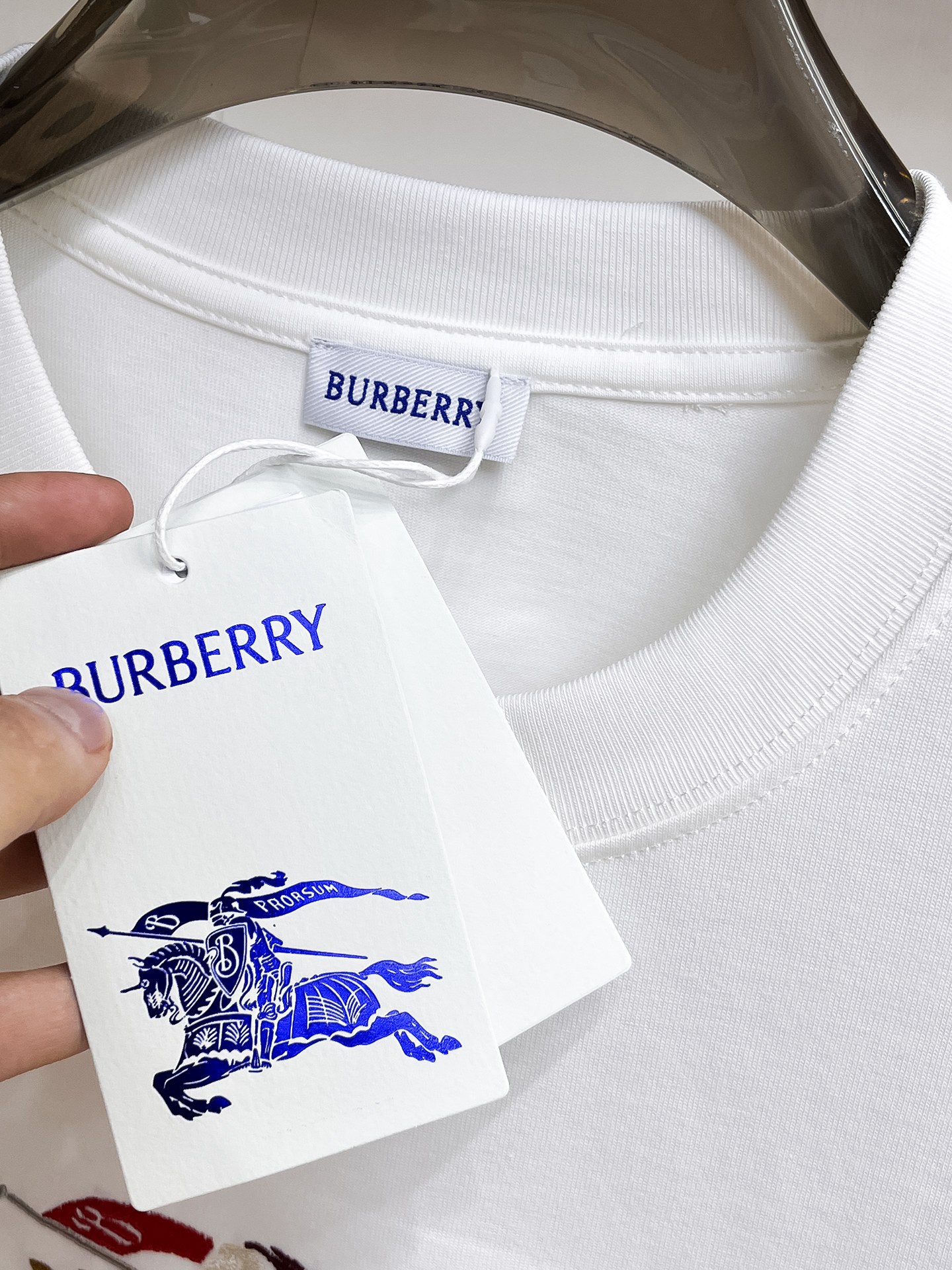 P140 巴宝莉🌹25ss秋冬新品高版本打底长袖T恤 采用进口特殊定制Sorona 面料 亲肤性好 长效抗菌 防螨 更耐洗 棉线经过反复处理 移除劣质段粗纤维和杂质 只留下优质棉纤维 采用超高的缩水控制技术 洗水后克重305 环保抛光酶技术工艺 赋予面料洁净的外观和清晰的纹理 简约精致奢华 做工精细 货比专柜 极具辨识度的一款长袖T恤 上身效果超棒！
尺码：S-XL.