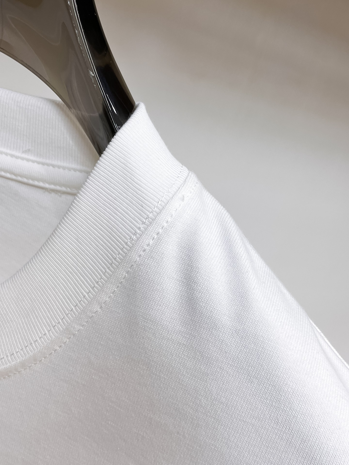 P140 巴宝莉🌹25ss秋冬新品高版本打底长袖T恤 采用进口特殊定制Sorona 面料 亲肤性好 长效抗菌 防螨 更耐洗 棉线经过反复处理 移除劣质段粗纤维和杂质 只留下优质棉纤维 采用超高的缩水控制技术 洗水后克重305 环保抛光酶技术工艺 赋予面料洁净的外观和清晰的纹理 简约精致奢华 做工精细 货比专柜 极具辨识度的一款长袖T恤 上身效果超棒！
尺码：S-XL.