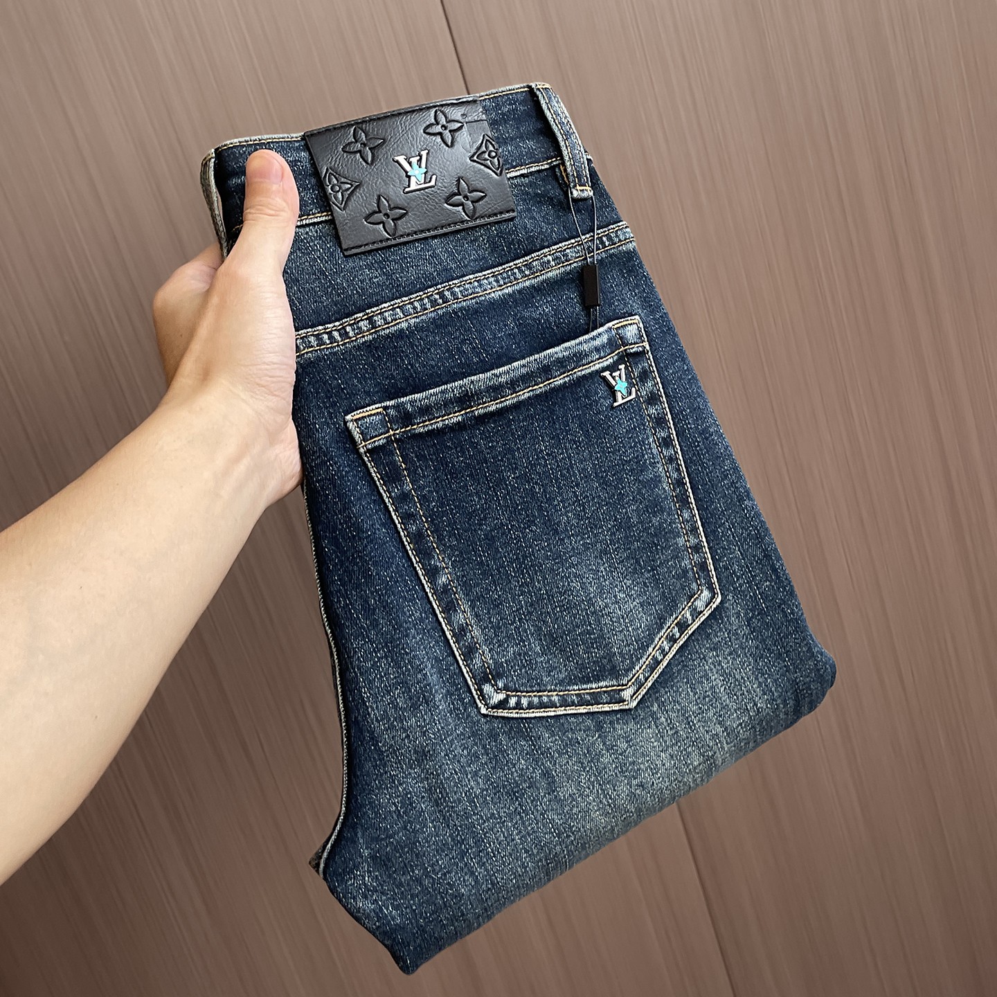 NO:911568,Louis Vuitton's 2026 SS spring and summer jeans are a high-end version of slim fit and small feet. They are of moderate thickness and can be worn all year round. They are made of special custom-made washed cloth fabrics. They are highly breathable and comfortable. The details are impeccable. The design concept of brand elements reflects high quality. They feel delicate and soft. They present a casual cut and the upper body shape is awesome!  Code number 28-38 (no 35.37),,louis vuitton,jeans,19860909路易威登2026ss春夏牛仔裤修身小脚高端版本 厚度适中 一年四季皆可穿 采用特殊定制洗水布面料 透气舒适度高细节无可挑剔 品牌元素设计理念体现高品质 手感细腻柔软 呈现休闲裁剪 上身版型超赞！ 码数 28-38（无35.37）,,louis vuitton,jeans,,Men's clothing