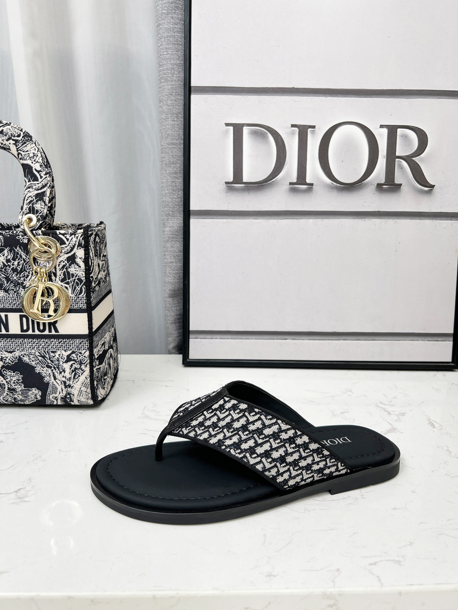 NO:419862,Dior Alias ​​sandals are new, a leisurely and exquisite work. This style is made of beige and black Dior Oblique jacquard, showing a simple and convenient design. This sandal consists of black leather and TPU rubber sole for optimal comfort and is enhanced by Dior Oblique anti-slip inserts to match effortlessly with any casual look of the season. Upper Dior Twill Jacquard Market Style DIOR ALIAS Sandals Outsole TPU Rubber Silk Beef Lipkin Men's One-Shaped Sandals Slippers Size 38-45#, Split Toe Shoes, Dior, Dior, Sandals, Slippers19860909Dior Alias凉鞋是新品,是一款悠闲而精致的作品.该风格采用米色和黑色Dior Oblique提花制成,展示了简单便捷设计.这款凉鞋由黑色皮革和TPU橡胶鞋底组成,提供最佳舒适度,并由Dior Oblique防滑插入物增强,将毫不费力地与本季的任何休闲外观搭配. 鞋面迪奥斜纹提花 市场风格DIOR ALIAS 凉鞋 大底材质TPU橡胶 丝绸牛里皮 男士一字凉鞋拖鞋 码数38～45#,分趾鞋,dior,dior,sandals,slippers,Women's Shoes