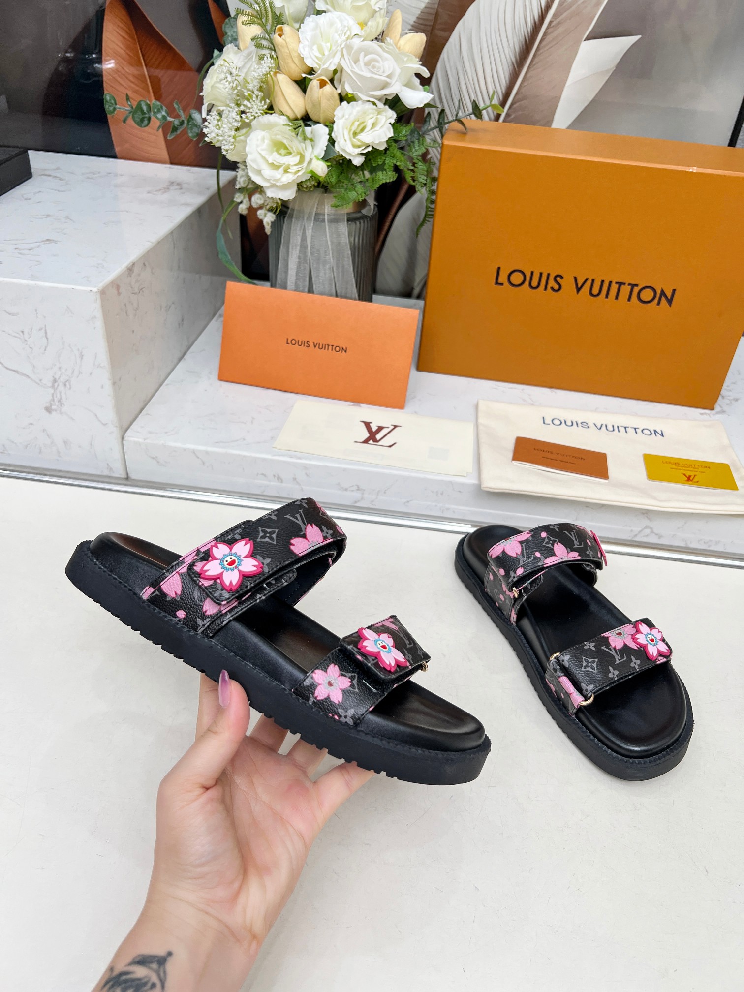 NO:401823,Louis Vuitton 2025 Louis Vuitton Spring and Summer New Slippers are on the market, 1:1 high-end customization, instantly killing all imitations, original mold opening LOGO decoration, both fashionable and beautiful fabrics: imported cowhide, inner sheepskin, exquisite original shoe last, large sole original mold opening, sole watering platform 4 cm. Size 35-45#, slippers, louis vuitton, louis vuitton, slippers, cowhide, sheepskin19860909Louis Vuitton2025路易威登春夏新款拖鞋火爆上市,1:1高级定制,秒杀一切仿品,原版开模LOGO装饰,既时尚又美观面料:进口牛皮,内里羊皮,精美原版鞋楦,大底原版开模,鞋底加水台4厘米. 码数35-45#,拖鞋,louis vuitton,louis vuitton,slippers,cowhide,sheepskin,Women's Shoes