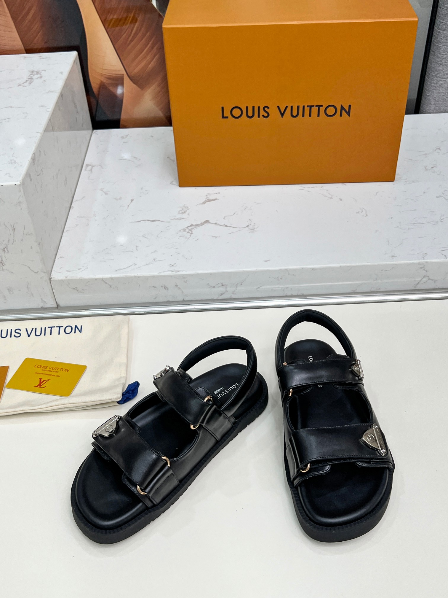 Louis Vuitton2025路易威登春夏新款拖鞋上市,高级定制,秒杀一切仿品,开模LOGO装饰,既时尚又美观,面料:进口牛皮,内里羊皮 4