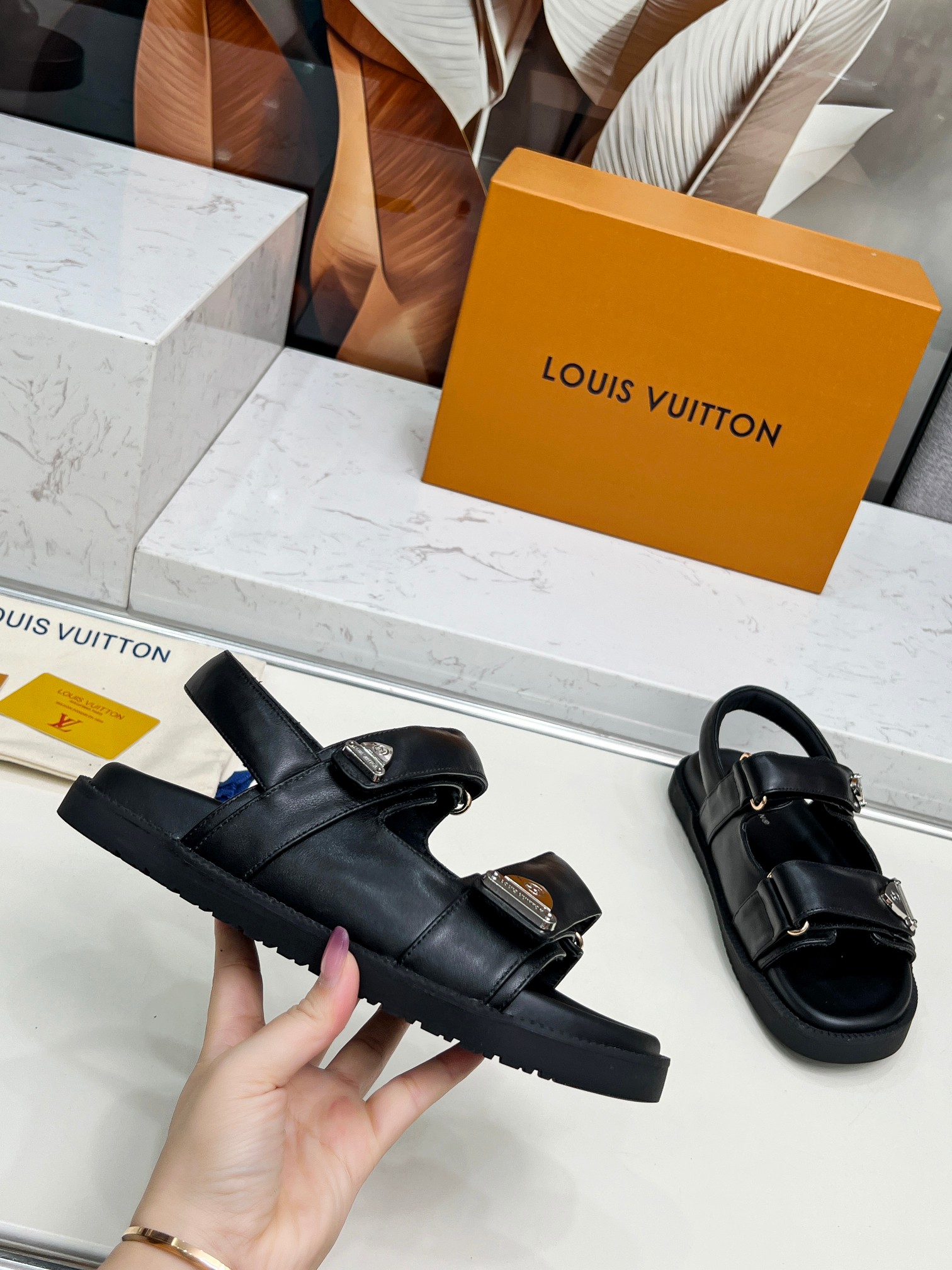 NO:412982,Louis Vuitton 2025 Louis Vuitton Spring and Summer New Slippers are on the market, 1:1 high-end customization, instantly kill all imitations, original mold opening LOGO decoration, both fashionable and beautiful, fabric: imported cowhide, inner sheepskin, exquisite original shoe last, large sole original mold opening, sole watering platform 4 cm. Size 35-45#, sandals, louis vuitton, louis vuitton, sandals, slippers, cowhide, sheepskin19860909Louis Vuitton2025路易威登春夏新款拖鞋火爆上市,1:1高级定制,秒杀一切仿品,原版开模LOGO装饰,既时尚又美观,面料:进口牛皮,内里羊皮,精美原版鞋楦,大底原版开模,鞋底加水台4厘米. 码数35-45#,凉鞋,louis vuitton,louis vuitton,sandals,slippers,cowhide,sheepskin,Women's Shoes