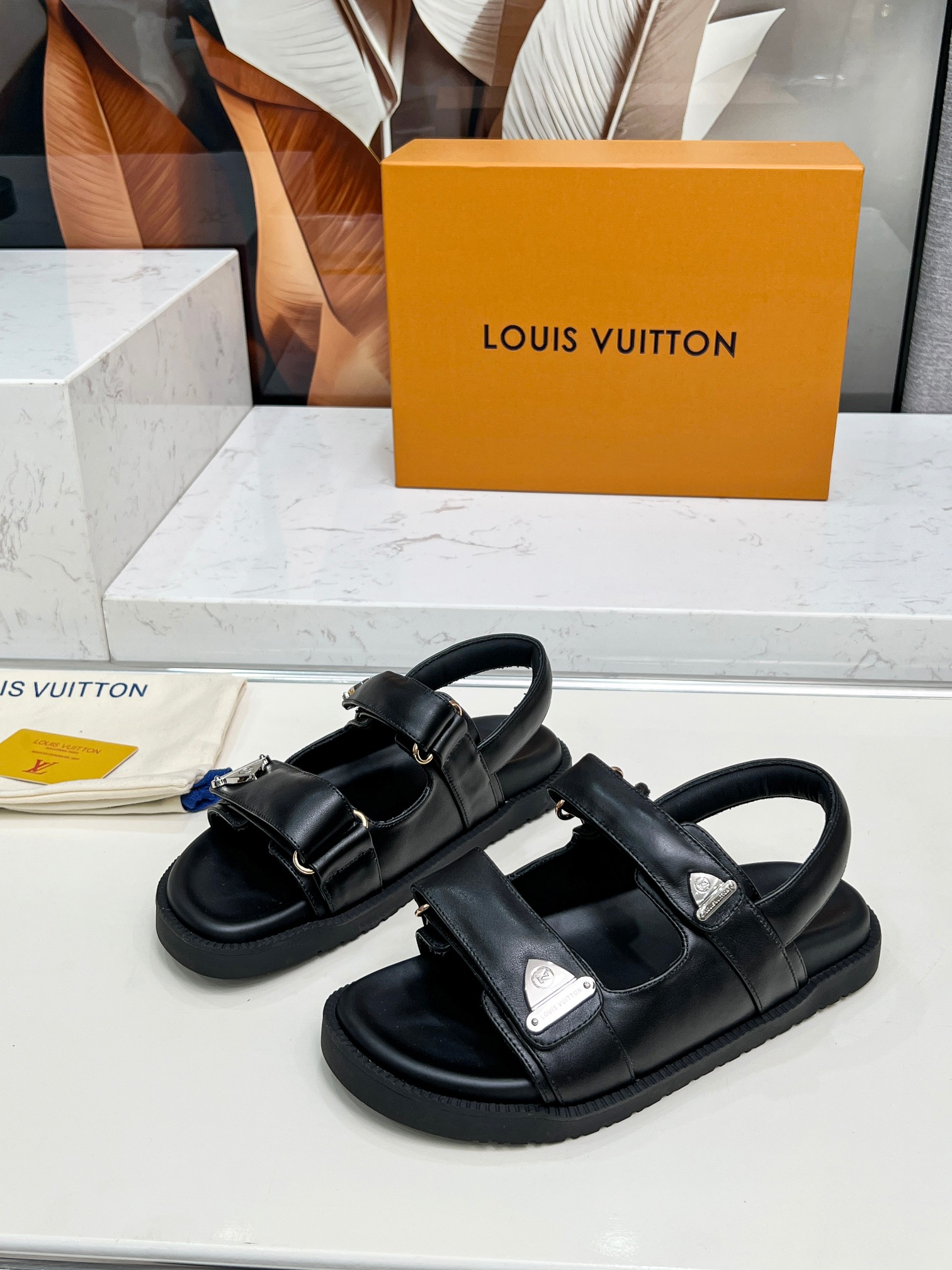 Louis Vuitton2025路易威登春夏新款拖鞋上市,高级定制,秒杀一切仿品,开模LOGO装饰,既时尚又美观,面料:进口牛皮,内里羊皮 2