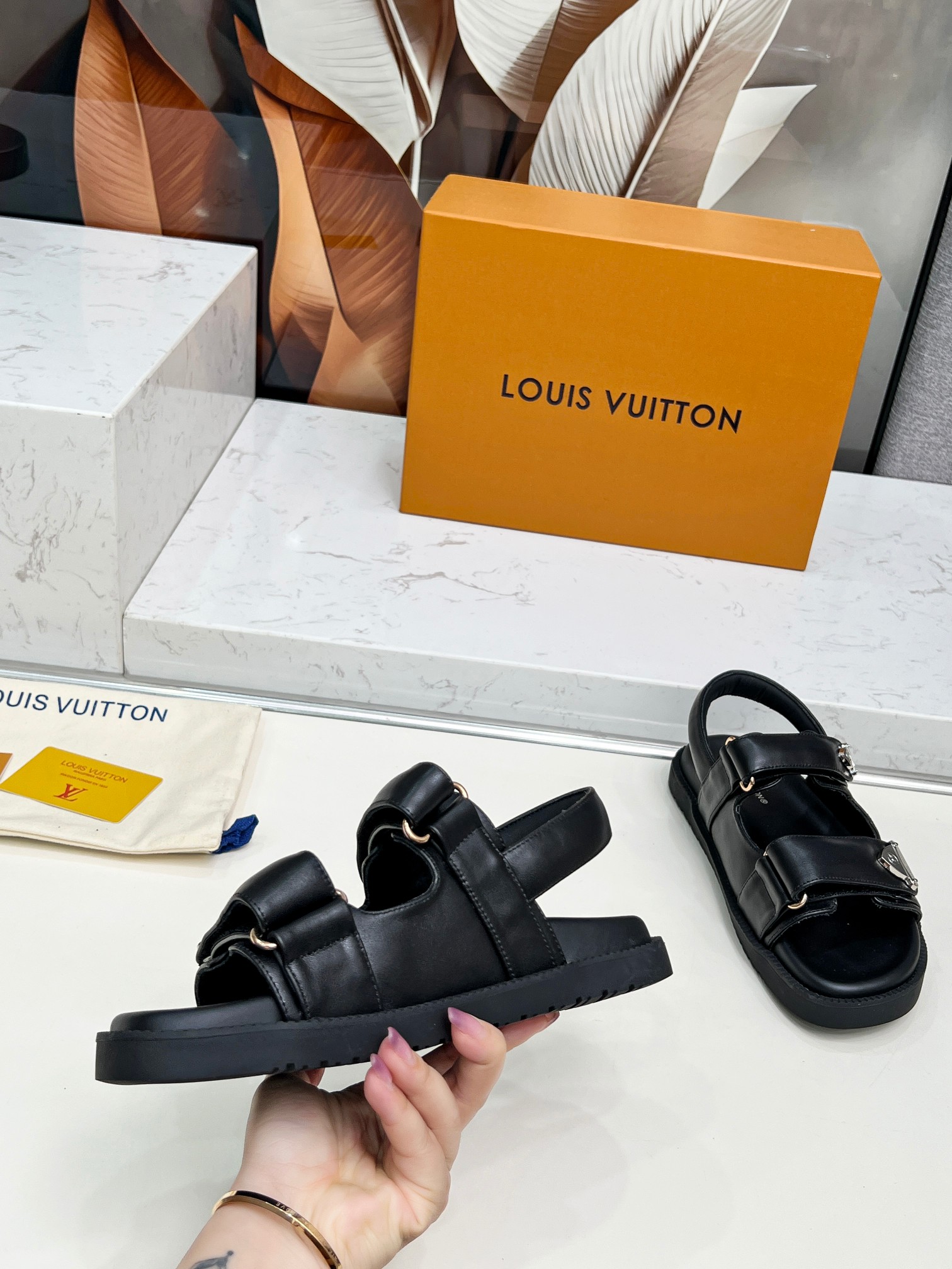 Louis Vuitton2025路易威登春夏新款拖鞋上市,高级定制,秒杀一切仿品,开模LOGO装饰,既时尚又美观,面料:进口牛皮,内里羊皮 5